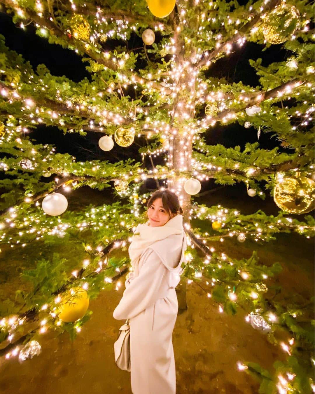 石井里奈さんのインスタグラム写真 - (石井里奈Instagram)「こんばんは🌙 . この季節、大好きなイルミネーション🥺✨軽井沢高原教会の星降る森のクリスマス2019に行ってきました🙈❤️✨ . 軽井沢行くので調べたらちょうどやってたので伺ったのですが、本当に綺麗でまさにバチェラー3に出てきたような幻想的でロマンチックな場所🥺🙈❤️ . そして人もすごかったです👀 . そのあとは、とんぼの湯へ♨️ 温泉の前にも大きなツリーがあってここもツリーの中に潜って撮るのが一押しの写真スポット☺️📸💕 . 綺麗で感動しました🙈💕 . 軽井沢から帰ってくると東京が暖かく感じます☃️❄️ 明日からも頑張りましょう☺️ . #軽井沢高原教会 #軽井沢高原教会キャンドルナイト #軽井沢イルミネーション #イルミネーション #クリスマスツリー #教会 #軽井沢 #軽井沢旅行 #軽井沢観光 #軽井沢ウェディング #christmastree #ライトアップ #バチェラー #bachelor #デート #デートスポット #クリスマス #illumination #lightup #christmas #christmastree #church #karuizawa #とんぼの湯 #星野リゾート #温泉 #温泉巡り #旅行 #国内旅行 #タビジョ #onsen」12月15日 20時36分 - ri7tin1025