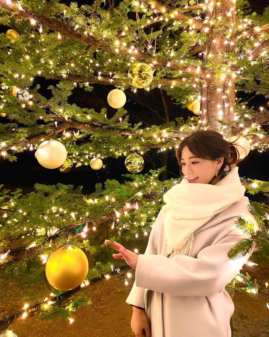 石井里奈さんのインスタグラム写真 - (石井里奈Instagram)「こんばんは🌙 . この季節、大好きなイルミネーション🥺✨軽井沢高原教会の星降る森のクリスマス2019に行ってきました🙈❤️✨ . 軽井沢行くので調べたらちょうどやってたので伺ったのですが、本当に綺麗でまさにバチェラー3に出てきたような幻想的でロマンチックな場所🥺🙈❤️ . そして人もすごかったです👀 . そのあとは、とんぼの湯へ♨️ 温泉の前にも大きなツリーがあってここもツリーの中に潜って撮るのが一押しの写真スポット☺️📸💕 . 綺麗で感動しました🙈💕 . 軽井沢から帰ってくると東京が暖かく感じます☃️❄️ 明日からも頑張りましょう☺️ . #軽井沢高原教会 #軽井沢高原教会キャンドルナイト #軽井沢イルミネーション #イルミネーション #クリスマスツリー #教会 #軽井沢 #軽井沢旅行 #軽井沢観光 #軽井沢ウェディング #christmastree #ライトアップ #バチェラー #bachelor #デート #デートスポット #クリスマス #illumination #lightup #christmas #christmastree #church #karuizawa #とんぼの湯 #星野リゾート #温泉 #温泉巡り #旅行 #国内旅行 #タビジョ #onsen」12月15日 20時36分 - ri7tin1025