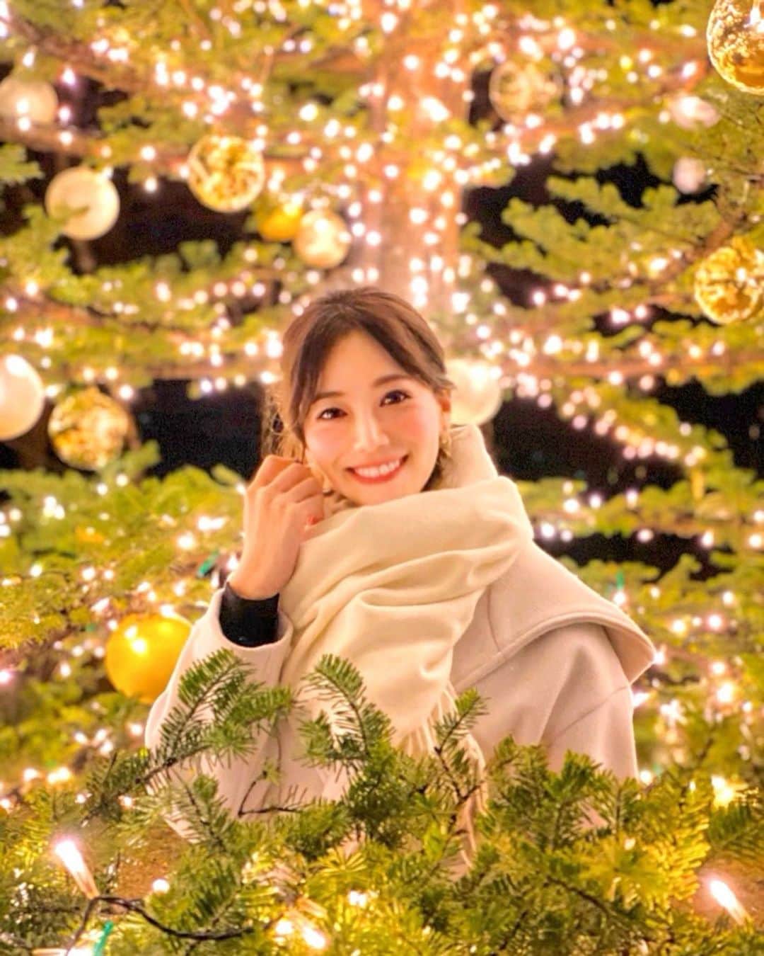石井里奈さんのインスタグラム写真 - (石井里奈Instagram)「こんばんは🌙 . この季節、大好きなイルミネーション🥺✨軽井沢高原教会の星降る森のクリスマス2019に行ってきました🙈❤️✨ . 軽井沢行くので調べたらちょうどやってたので伺ったのですが、本当に綺麗でまさにバチェラー3に出てきたような幻想的でロマンチックな場所🥺🙈❤️ . そして人もすごかったです👀 . そのあとは、とんぼの湯へ♨️ 温泉の前にも大きなツリーがあってここもツリーの中に潜って撮るのが一押しの写真スポット☺️📸💕 . 綺麗で感動しました🙈💕 . 軽井沢から帰ってくると東京が暖かく感じます☃️❄️ 明日からも頑張りましょう☺️ . #軽井沢高原教会 #軽井沢高原教会キャンドルナイト #軽井沢イルミネーション #イルミネーション #クリスマスツリー #教会 #軽井沢 #軽井沢旅行 #軽井沢観光 #軽井沢ウェディング #christmastree #ライトアップ #バチェラー #bachelor #デート #デートスポット #クリスマス #illumination #lightup #christmas #christmastree #church #karuizawa #とんぼの湯 #星野リゾート #温泉 #温泉巡り #旅行 #国内旅行 #タビジョ #onsen」12月15日 20時36分 - ri7tin1025