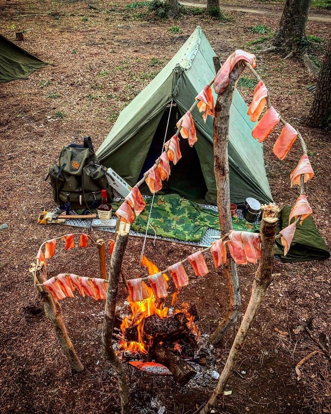 CAMP_HACKさんのインスタグラム写真 - (CAMP_HACKInstagram)「ベーコンを木に引っかけて焚き火で炙る……脂が滴るたびに火力が増す様が伝わってくるようですね。ワイルドスタイルここに極まれりといった、男前な調理スタイルです！ . . from CAMP HACK . CAMP HACKであなたのキャンプライフを取材します！ 『#camphack取材』を付けて投稿！ . Photo by @ryosei_3190_camp さん . #camp #camping #camphack #outdoorlife #outdoor #trip #travel #japan #followme #weekend #travelling #outdoorgirl #family #familytrip #キャンプ #アウトドア #キャンプ道具 #キャンプ初心者 #家族 #外遊び #自然 #キャンプ場 #お出かけ #野営キャンプ」12月15日 20時51分 - camp_hack