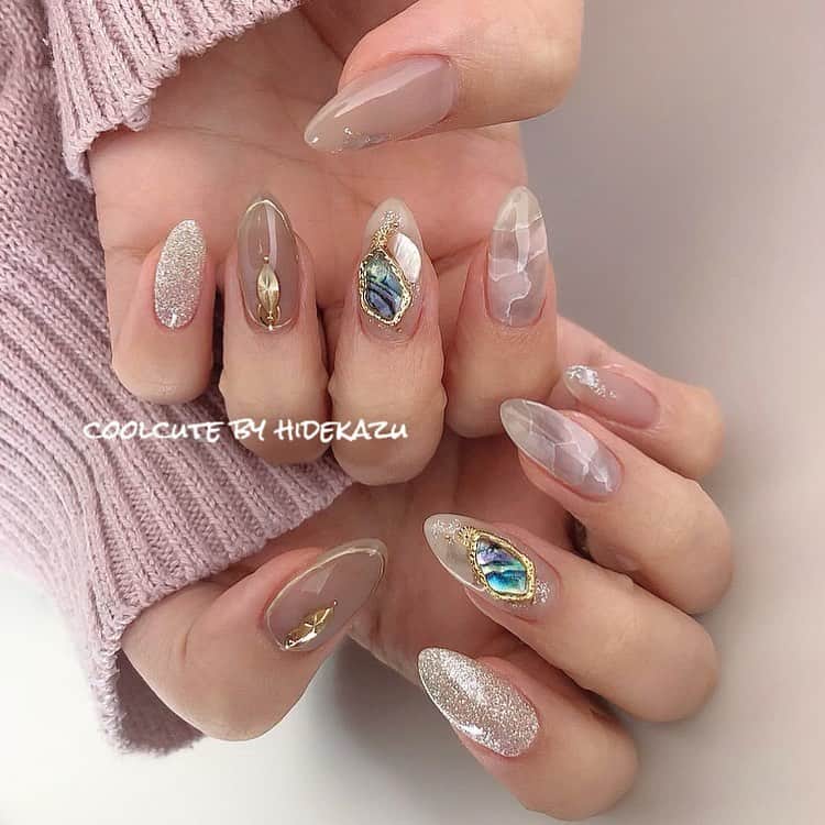 のインスタグラム：「キレイめニュアンス💅🏼 ・ @itohanako 先生プロデュースのシェルパーツシールを使ってみました！ 1つ入れるだけで抜群の存在感🤩🤙 めっちゃ可愛いね♪ ・ そしてセレクトグリッターも新色のクリスタルホワイト🤗 ・ @tsumekira ・ ・ ・ ・ ネイル施術、レッスンのご予約お問い合わせはこちらから⬇️ プライベートサロンCoolCute 中目黒駅徒歩２分  ご予約はLINEより LINE 🆔→「@ghu9662h」 ※@マークをつけたままご検索ください。  もしくはプロフィールの「メール」よりお問い合わせください。  新店舗につき、ご新規様大歓迎。 お気軽にお問い合わせくださいませ。  #おしゃれ#ファッション#かっこかわいい#coolcute#hidekazu#ネイル#ジェル#ジェルネイル#ジェルアート#ネイルデザイン#ネイルアート#グリッターネイル#ミラーネイル#大人ネイル#天然石ネイル#シェルネイル#くすみネイル#グレージュネイル#秋ネイル#ニュアンスネイル#キレイめネイル #nail#nails#nailart#nailartist#gelnail#naturalstone#naturalstones#nailstagram#Instanail」