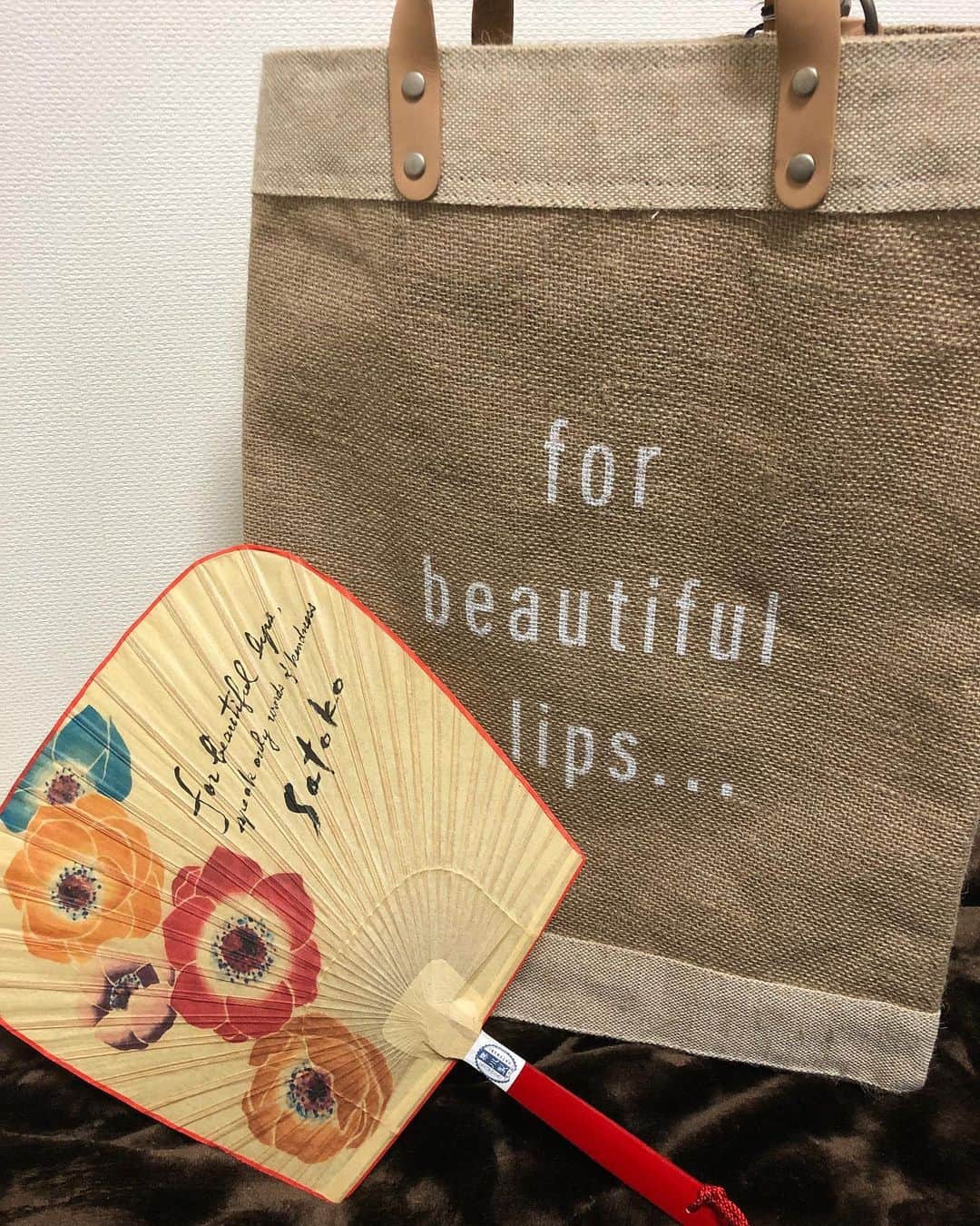 望木聡子さんのインスタグラム写真 - (望木聡子Instagram)「For beautiful lips, speak only words of kindness . 先週の #ドデスカ の「忘れられない一言」特集を見て、真っ先に思ったのは #オードリーヘップバーン の「美しい唇は、美しい言葉から」です。 . 言葉より態度、といいますが、やはり言葉は人に響く。残る。刺さる。 アナウンサーだからというのもありますが、わたしはこの言葉を愛しています🍀 . ちなみに実際に出会った人にいただいた中で忘れられないのは わたし泣きぼくろが絶妙にまつ毛の下にあるのでマスカラが落ちたと間違われがちなんですが(笑)、それをあわあわと弁解していたときに 「泣きぼくろは心が優しい証拠だね」と言われたことです。 相手が幸せになる言葉を瞬時に出せる人はすごい。一度しかお会いしていませんが、そうなりたいです☺️ . 皆さんの「忘れられない一言」は何ですか？ . #好きな言葉を入れられるグッズたち #栗川商店 #来民うちわ #来民渋団扇 #熊本民芸品 #APOLIS #アポリス #マーケットバッグ #AudleyHepburn #メーテレ #アナウンサー #望木聡子 #もっちー」12月15日 20時45分 - satoko_mochiki