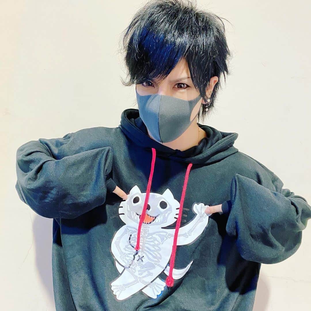 己龍のインスタグラム：「己龍×Drug Honeyコラボの１つ 「にゃん吉パーカー」🐱 完売御礼ありがとうございましたっ🙏  https://www.drughoney.jp/shopbrand/ct87/  明日は、「花鳥風月」千秋楽。そして、己龍生誕12周年公演でもあります👏👏👏 TOKYO DOME CITY HALLにて、お待ちしてます✨  #己龍 #kiryu #花鳥風月 #DrugHoney #黒崎眞弥 #酒井参輝 #九条武政 #一色日和 #遠海准司 #己龍生誕12周年」