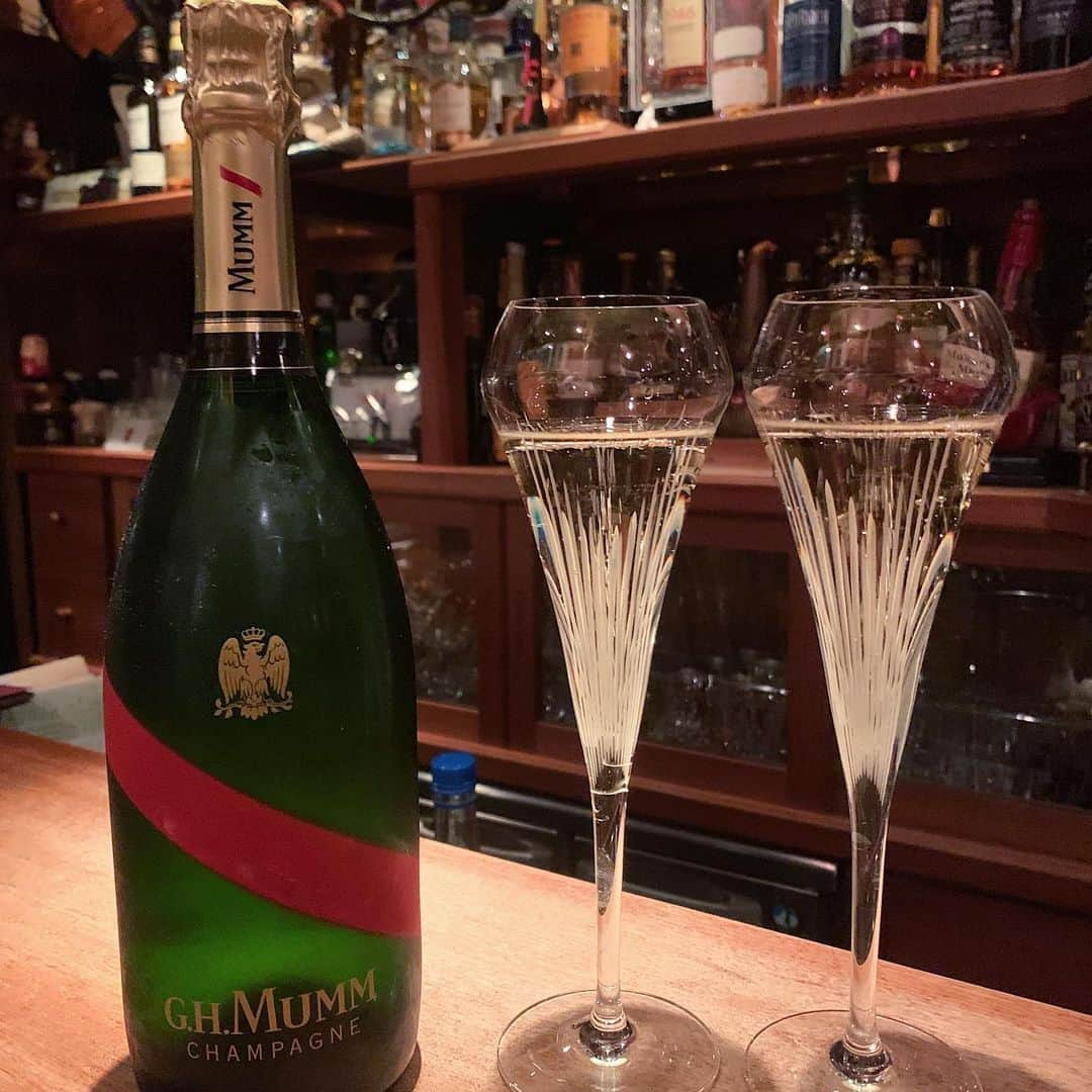 karen okajimaさんのインスタグラム写真 - (karen okajimaInstagram)「ㅤㅤㅤ  ㅤㅤㅤ  BAR AUGUSTA Tarlogieで マムのシャンパン頂いた🥂 老舗の有名なBARです🍸  あーほんま美味しかった〜🥰 今度はカクテル飲みに行こーっと🎶  ㅤㅤ マムのシャンパン美味しいな〜💘 お祝いにはもってこいのシャンパンやわ✨ ㅤㅤㅤ #mumm #マム #シャンパン #MaisoMumm #岡島かれん #北新地BAR #北新地バー #champagne #🥂 #🍾 #BARAUGUSTA #バーオーガスタ #バーオーガスタロギー #mummgrandcordon #マムグランコルドン」12月15日 20時46分 - karenokajima0318