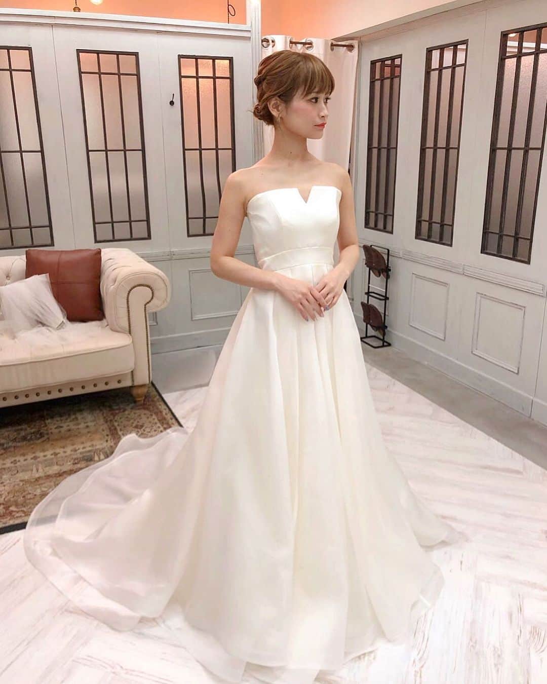 のインスタグラム：「ブライダルに向けてドレス試着👰 . . ドレス着るたびに気になるのが脱毛💭 . @ginzacalla_official なら 全身脱毛月額3,300円💓 . . 無料カウンセリングのご予約は . 『@ginzacalla_official』の 公式アカウントURLから キャンペーンcheck！🔖 . .  #銀座カラー　#脱毛　#全身脱毛　#顔脱毛　#callaPR  #ドレス試着  #trunk花嫁 #ウェディングドレス #プレ花嫁 #ブライダル #結婚 #東京花嫁 #結婚式 #weddingtime #weddingdetails #weddingblog #bridestory #bridalfashion #weddingdress #2020春婚 #trunkhotel #trunkhotelwedding」