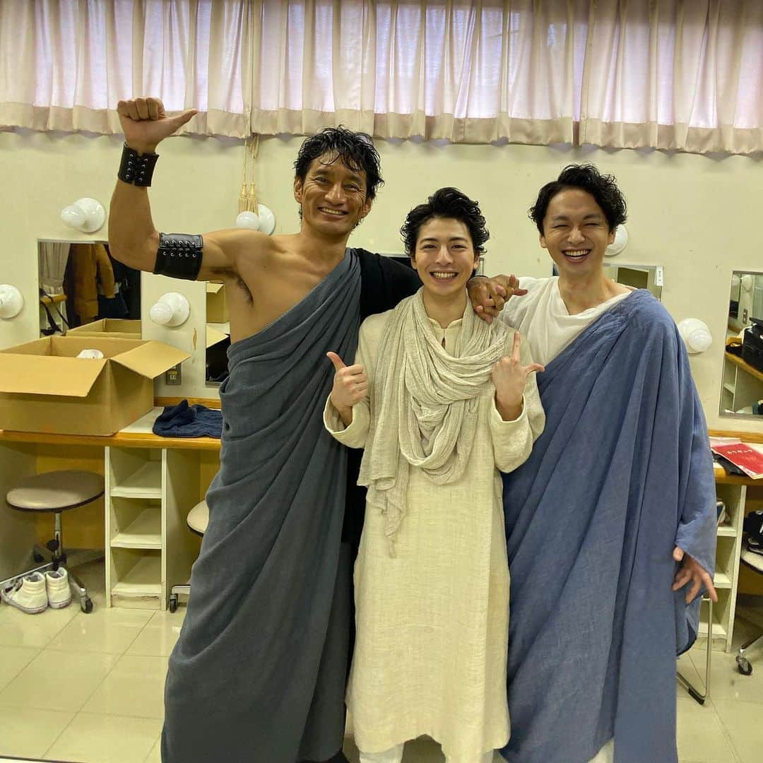 高杉真宙さんのインスタグラム写真 - (高杉真宙Instagram)「皆さんこんばんは。高杉です。舞台「カリギュラ」無事に全公演終了しました！東京から始まり久留米、神戸、仙台と本当に楽しんで舞台の上に立つことが出来ました。稽古含めて二ヶ月ほどシピオンとして参加する事が出来て幸せでした！ありがとうございました。楽屋での写真。では！ #舞台　#カリギュラ　#谷田歩さん #橋本淳さん #ありがとうございました！」12月15日 20時54分 - mahirotakasugi_