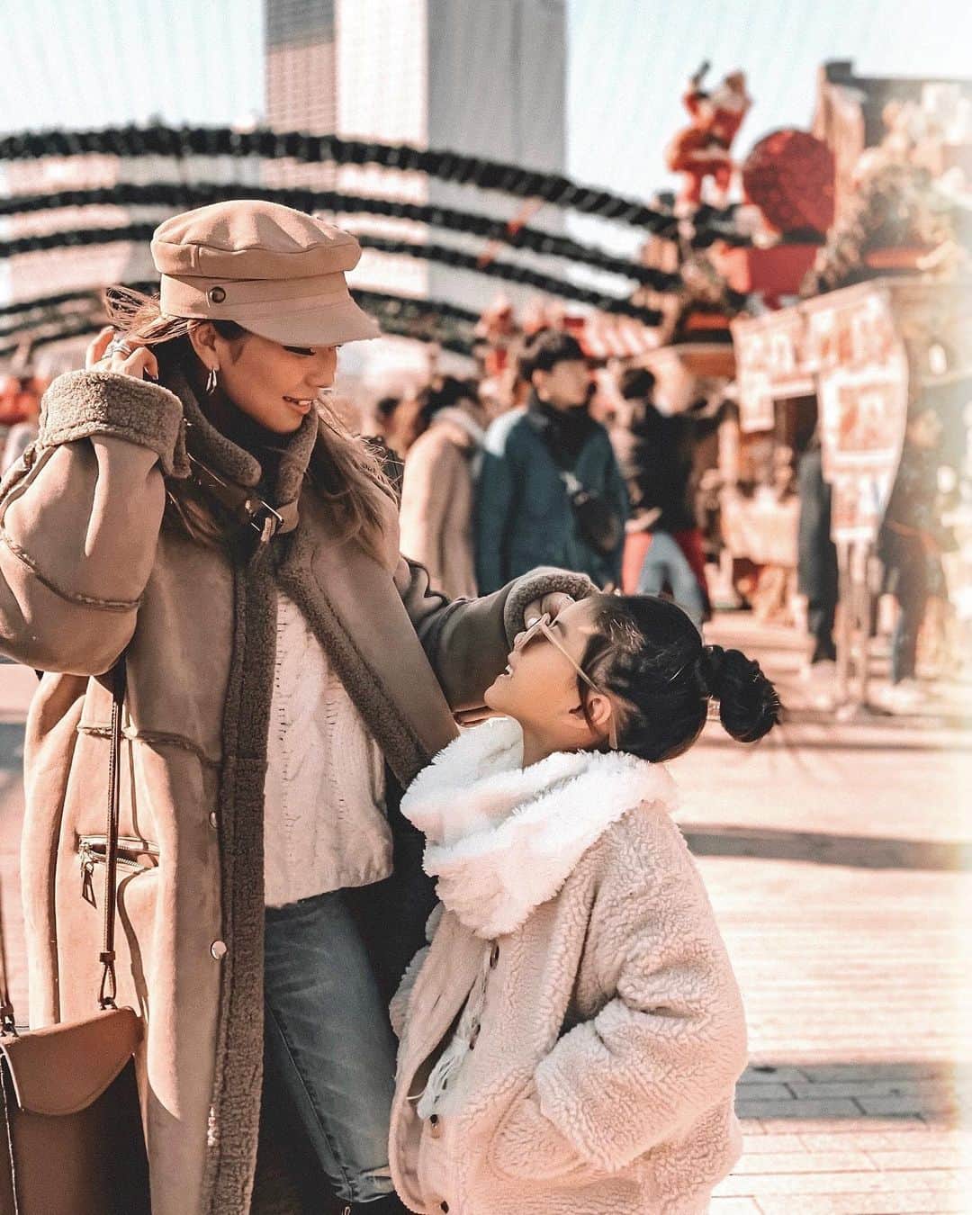 ✷kana✷のインスタグラム：「🎄 . . 毎年来る christmas market✳︎ . そのあとはみんなで楽しく クリスマス忘年会でした❤︎ ことしもありがとう！ . 娘のボアアウターは 愛用SHOPのひとつ @urbancherry_ のもの👧🏽 ノーカラーでボリューミー！ 形がとても可愛いよ❤︎ swipe👉」