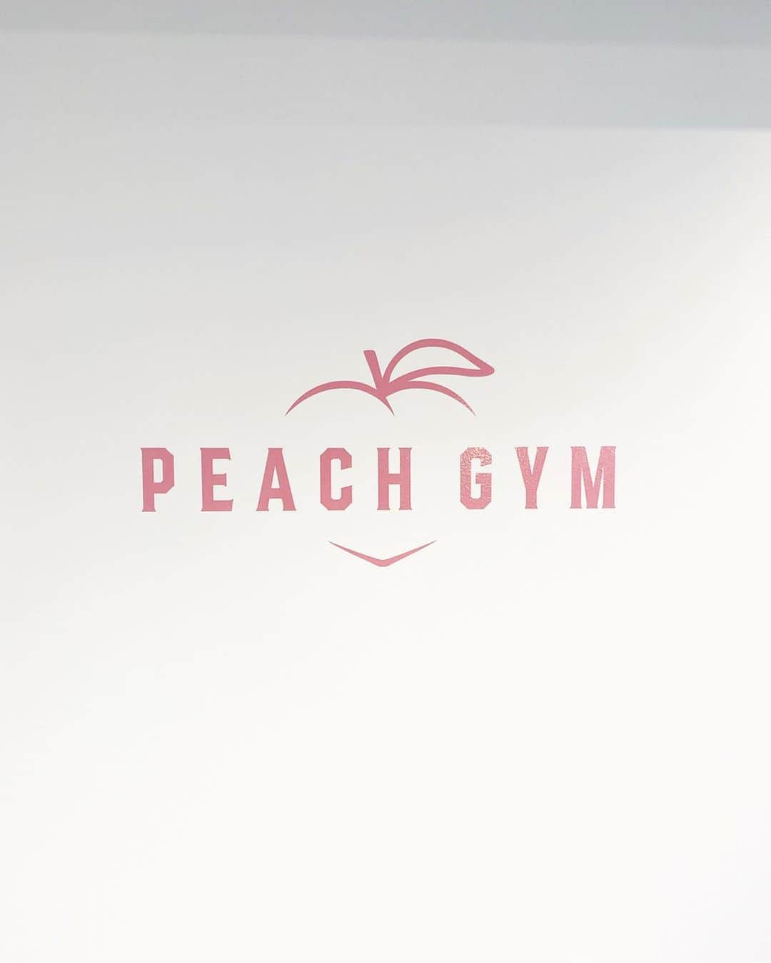 のインスタグラム：「ご報告♡ . . . この度、表参道に 女性専用のパーソナルジム 『PEACH GYM 』を オープンする事になりました🍑💕 . . 打ち合わせや準備を重ね ようやく明日からオープンです🥰 . . PEACH GYMでは 日本にも数少ない お尻専用マシンを置いてます🍑 . . ただ筋トレをするだけでなく 1人1人の身体にあった トレーニングを提供し 女性ならではの 丸みのあるキレイなヒップ、 くびれのある ウエストを手に入れ . お客様に美ボディづくりの楽しさを 知っていただき、 それを習慣化していただくための 仕組みをピーチジムはご提供します！ . 努力で体は変えられます❤️‼️ . . 最高な人生を送れるよう 全力でサポートさせて頂きます。 . よろしくお願い致します！ . . #peachgym」