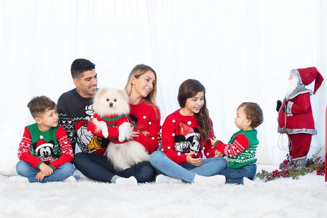 ソフィア・バルビのインスタグラム：「🎄🎁💥🎄 contando los dias..」