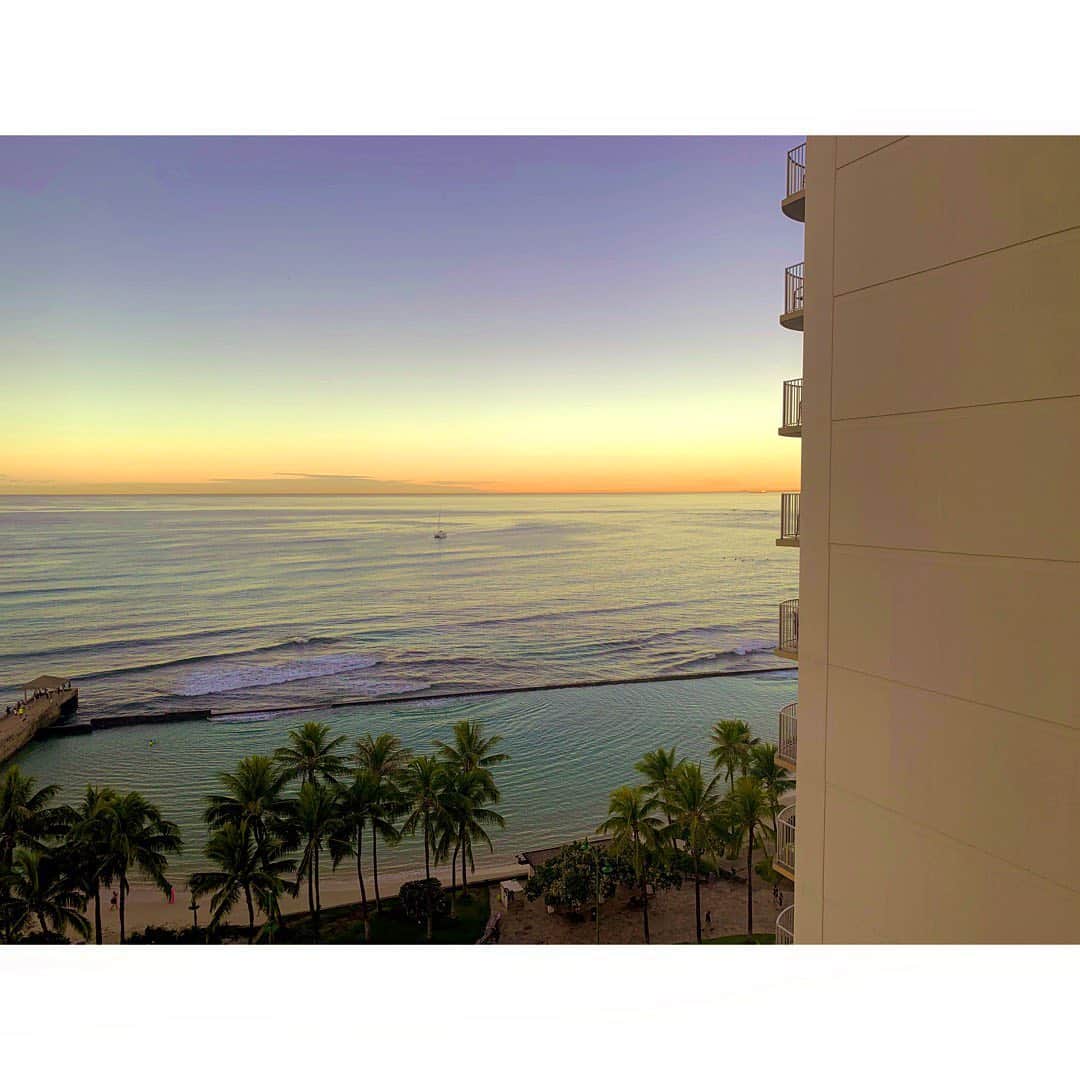 のインスタグラム：「Early morning in Waikiki🌴 この時期のハワイって雨季だし 夜は肌寒い日が多いイメージだっけど 今回、天気もいいし寒さを感じる事もなく 最高でした❤️ * #奈沙旅inhawaii * * #hawaii #waikiki #waikikibeach #oahu #honolulu #sunrise #sun #beach #sky #goodwheather #morning #earlymorning #goodmorning #gm #ハワイ #ワイキキ #ワイキキビーチ #朝日 #朝 #早朝 #ホノルル #オアフ島 #日の出 #サンライズ #ビーチ #空 #雨季 #晴れ #おはよう」