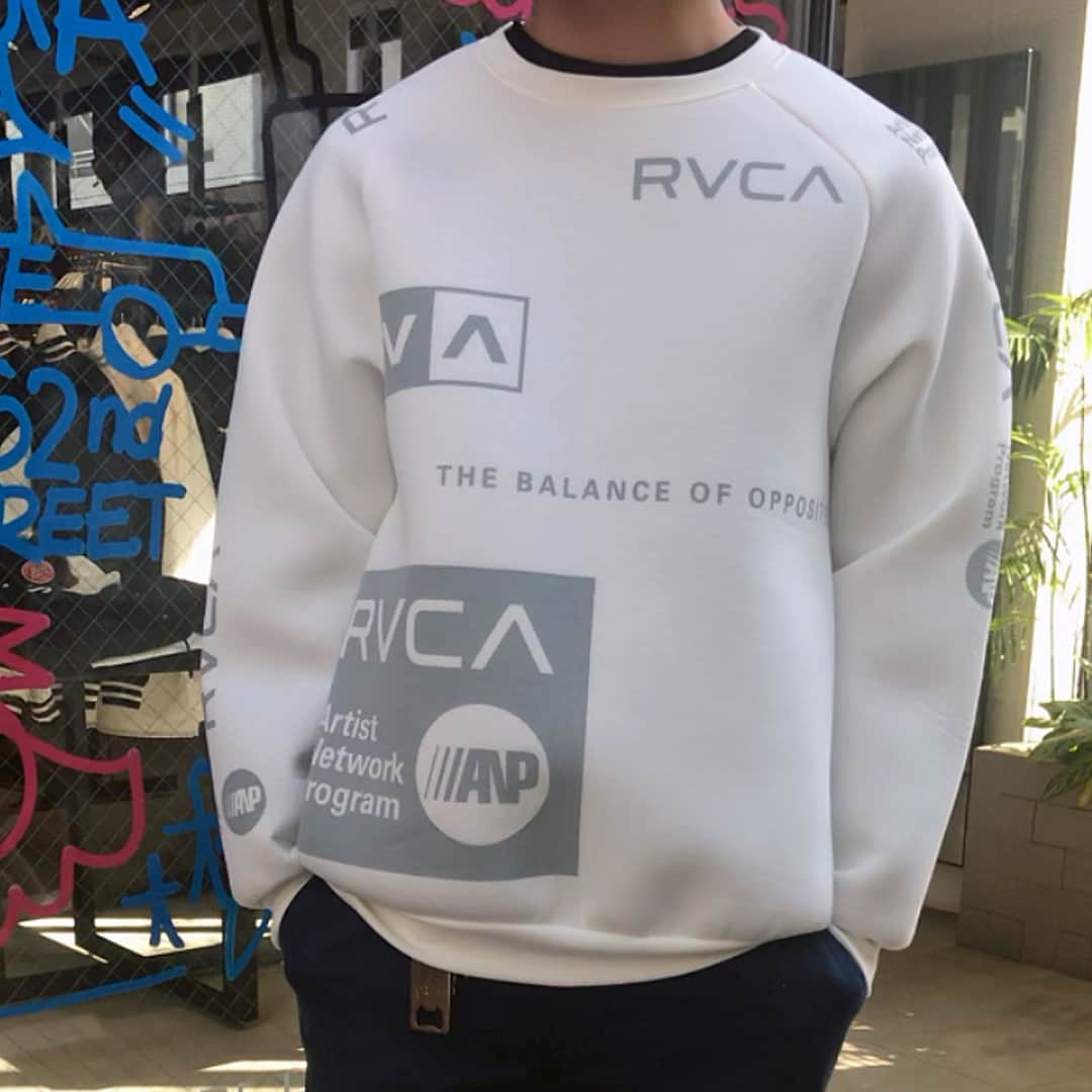 のインスタグラム：「"All Over RVCA Crew" || 一枚でも暖かいフリースを二枚合わせ、間に防風性のあるフィルムを挟むことにより冷気をしっかり遮断し、あたたかく保温性を追求するBonding Fleece(ボンディングフリース)を使用したトレーナーは素材もデザインも新鮮！ || #rvcajapan #RVCA」