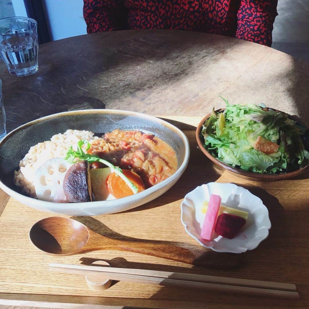 藤森香衣さんのインスタグラム写真 - (藤森香衣Instagram)「師走な日々。 ・ 闘病していた友達と、久しぶりに会えた。  彼女が「どんな治療」と「様々な決断」を してきたかを詳しく聞いて、 「あなたは、すごい！」しか言葉が出ない私。  なのに、彼女は 私が書く文章を褒め、 それに日々励まされた…と伝えてくれた😭  この数年間(病気してから…の後ね💦)、 私にも色んな事があり、 自己肯定感がマイナスになる程の出来事が 多発してたけど、  私の性格的に、 自身の不幸な出来事を いつまでも数えるより、 自分が今 出来る事に目を向けないと、腐る。 ・ (未来の自分まで、自分で不幸にしたら、ダメだ。) ・ なので、色んな事を来年やるために行動中🏃‍♀️ ・ (3枚目の写真) ヘアメイクのYukoちゃん @self.japan とも 面白い打ち合わせできた😊  #cafekitsune #tokyo  #cafe #カフェ #人と会ってる日々」12月15日 21時02分 - kaefujimori