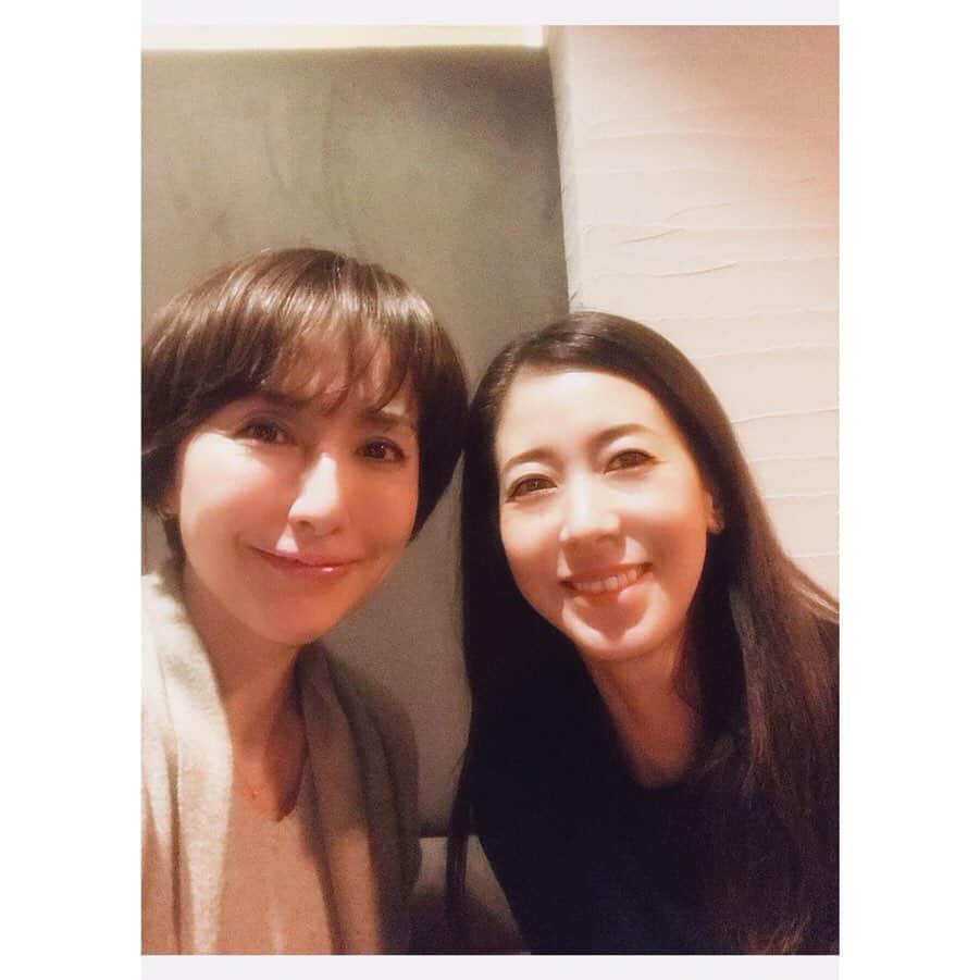 藤森香衣さんのインスタグラム写真 - (藤森香衣Instagram)「師走な日々。 ・ 闘病していた友達と、久しぶりに会えた。  彼女が「どんな治療」と「様々な決断」を してきたかを詳しく聞いて、 「あなたは、すごい！」しか言葉が出ない私。  なのに、彼女は 私が書く文章を褒め、 それに日々励まされた…と伝えてくれた😭  この数年間(病気してから…の後ね💦)、 私にも色んな事があり、 自己肯定感がマイナスになる程の出来事が 多発してたけど、  私の性格的に、 自身の不幸な出来事を いつまでも数えるより、 自分が今 出来る事に目を向けないと、腐る。 ・ (未来の自分まで、自分で不幸にしたら、ダメだ。) ・ なので、色んな事を来年やるために行動中🏃‍♀️ ・ (3枚目の写真) ヘアメイクのYukoちゃん @self.japan とも 面白い打ち合わせできた😊  #cafekitsune #tokyo  #cafe #カフェ #人と会ってる日々」12月15日 21時02分 - kaefujimori
