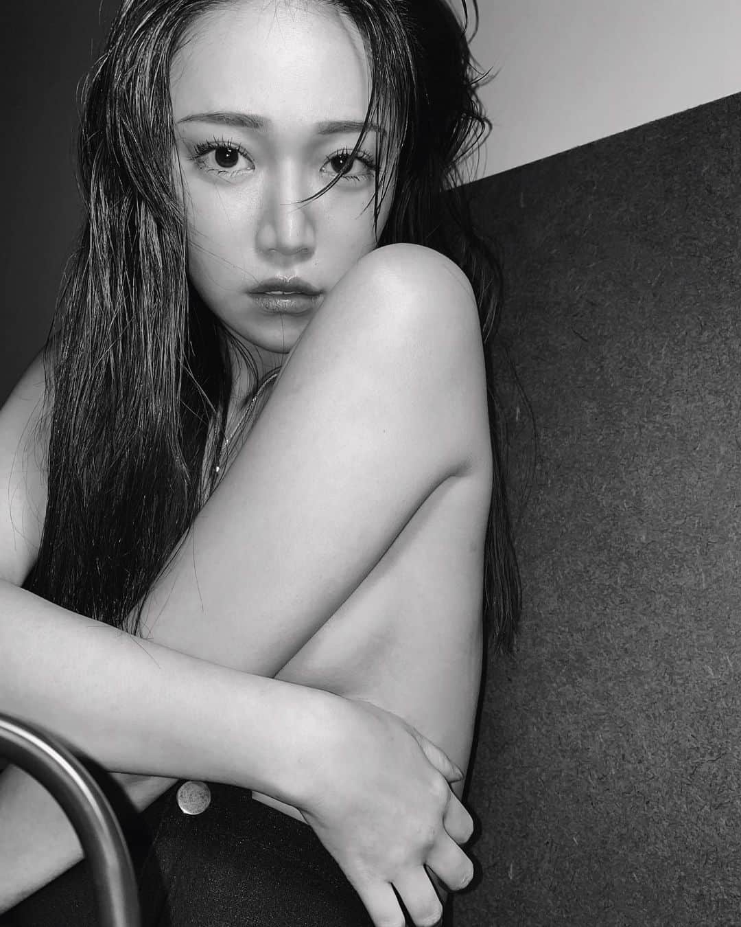 DJ mariennuのインスタグラム：「そろそろ今年も終わりですね。 遅れてしまいましたが誕生日のお祝いメッセージくれた方 ありがとうございます！ 晴れて32歳になりました、 大人ですね。 31歳の1年間は私にとって「休」 そんな一年になりました。 最初の目的は休では無かったのですが 気付くと流され、休に紐付け理由を作り何にも取り組まなかった歳にしてしまいました。 実際に興味が湧く事が無い時期だったので必要な一年ではあったのかもしれません。  そんな特に行動しなかった一年の経験を 活かすも殺すも自分次第、、だなぁって 思ったのがつい最近の出来事。  人生って何が起こるかわからない、 なんてありきたりな言葉が脳裏をぐるぐる。 でも本当にそうなんだって、 良い意味でも悪い意味でも再確認しました。そして悪い意味だったとしてもそれを活かすも殺すも自分次第だと。  私はそれを上手く活かせるように、 32歳は守りに入らず「挑戦」の歳にしたいと思います。 自分への殴り込みのような、 そんな気持ちです。 今まで好きなように生きてきました、 安定を求めない日々です、 これからもそうです。  好きに生きるのは人の勝手、だけども 我儘な自分に負けないように視野を広げて精進していこうと思います。 子供な部分は愛嬌で宜しくお願いします👶」