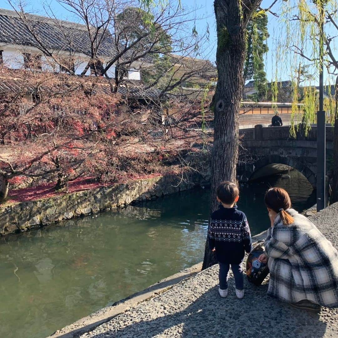 前田有紀さんのインスタグラム写真 - (前田有紀Instagram)「自分の中で大きな山場だった、２日間の倉敷出張が無事に終わった。 guiの三井アウトレットパーク倉敷でのイベント。夫婦ともに週末仕事だったので、息子はわたしが連れていくことに。倉敷では、出店やワークショップの準備は息子も一緒に手伝ってもらい、どうしても身動きのとれない数時間は現地（アウトレット内に保育園があった）の一時保育を利用して乗り切った。 . 出張前は、子連れでいくのはどうなることかと心配でいっぱいだったが、guiチームや運営の皆さんにもたくさん助けられて、息子は、親以外の大人と触れ合ったり、新しい保育園の体験が新鮮だったみたいで、笑顔が多く本当に楽しそうだった。結果的にはたくさん一緒にいられたし、仕事の前後はいつも以上に濃密で楽しい時間を過ごせた。 . これからもわたしが仕事をしていくことは変わらないけど、仕事＝子育てしない、ではなく、その時々の形を見つけて一緒に色んな風景を見られる親子でいたいなぁと思った。 朝、みんなで散歩した美観地区。江戸時代と明治大正昭和の美しい建物がしっかり保存されていて、本当に息を飲む美しさ。また訪れたい、倉敷。 . #美観地区　#倉敷　#岡山 #視線の先には白鳥が」12月15日 21時11分 - yukimaeda0117