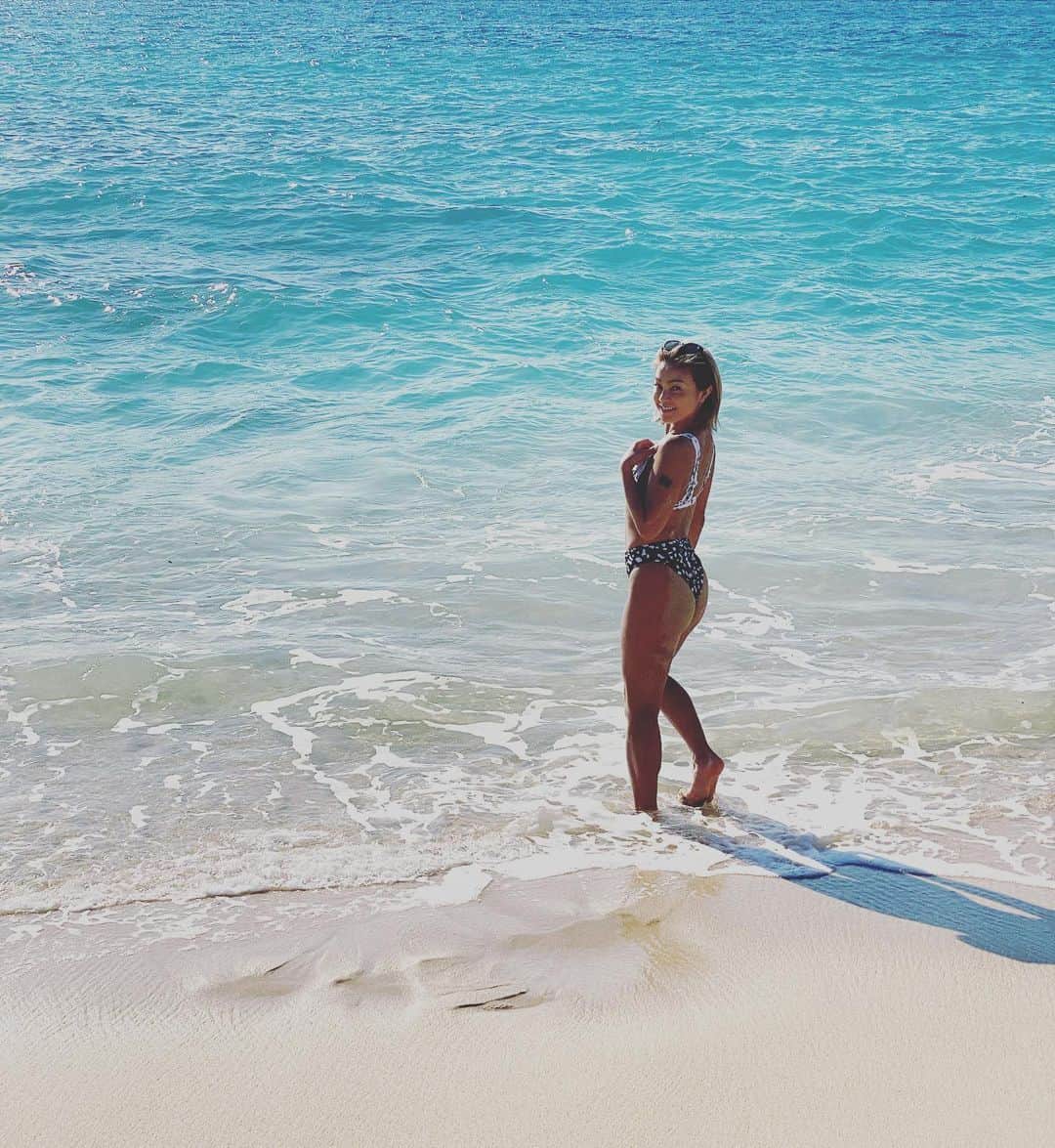 Nazukiのインスタグラム：「前半お天気良かったから、今回も行った事ないビーチへ⛱👍 ほんと綺麗で人もいなくてプライベートビーチ🏖  青の洞窟も行き、波高くて入って写真撮れなかったけど、光や仕込んでいて神秘的でした✨  #hawaii #hawaiitrip #beach #privatebeach #hawaiistagram #vacation #」