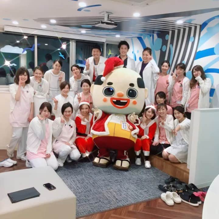 ちっちゃいおっさんのインスタグラム：「まいど〜❣️❣️ . 今日は兵庫県西宮市にある『さくら夙川駅前おきた歯科』さんにてクローズドX’mas イベントに参加しましたんやで〜‼️(*^◯^*) . 子供たち80人位来てくれてめっちゃ愛されてる上に、「歯列矯正」有名で大人気な歯医者さんやったで〜🦷❣️ . 大人も子どもも歯列矯正するなら矯正専門医のある歯医者さんでするんやで〜❣️❣️ . sakurasyukugawa.com . #さくら夙川駅前おきた歯科 #JRさくら夙川駅 #兵庫県西宮市 #歯列矯正 #歯科医院 #歯医者さん #ちっちゃいおっさん #ご当地キャラクター #クリスマス🎄 #xmas #xmaspresent #xmasparty #dentist  #子どもの歯列矯正  #子どもの歯列で育ちが分かる #高級住宅地 #小児歯科 #西宮北口  #2019 #2020 #歯列矯正専門医 #ホワイトニング  #デンタルケア #歯科衛生士 #歯科助手 #イケメン兄弟」