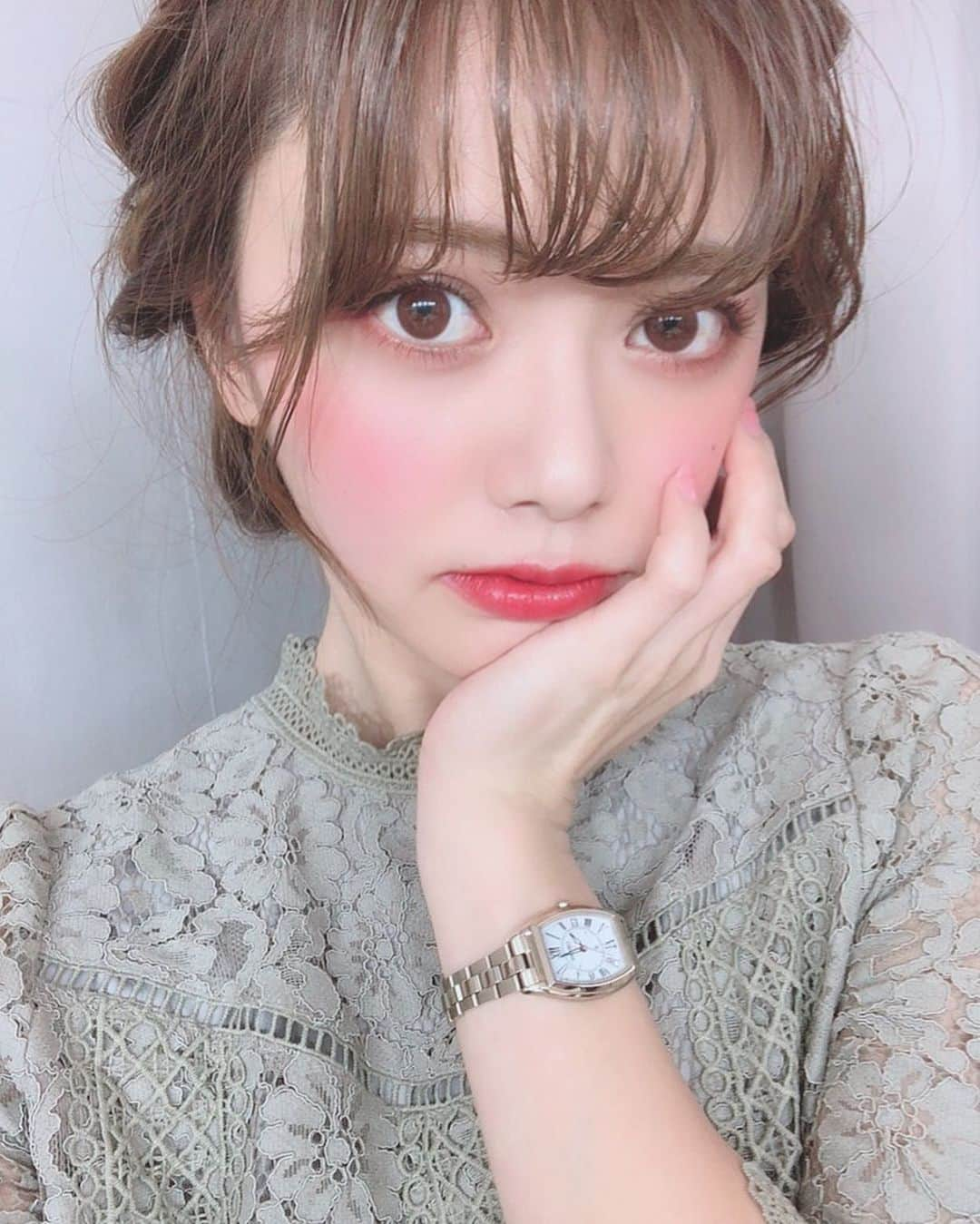 山崎春佳さんのインスタグラム写真 - (山崎春佳Instagram)「⌚️♡︎ . この間クリスマスパーティをした時の◡̈⃝⋆* いつもよりしっかりめのメイクをして、髪の毛もセットしてもらったので、あえてアクセサリーはせず、セイコー ルキア「Lady Gold」⌚︎ を身につけました❁ . Lady Goldは、数字の7の所にダイアモンドがついていたり、馴染みの良い上品なゴールドで作られているので、ドレッシーな時にもつけられて万能…💯♡︎ . @seikowatchjapan . #me #tbt #party #selfie #makeup #watch #seiko #LUKIA #LadyGold #pr #seikolukia #ootd、#腕時計 #腕時計コーデ #大人女子、 #レディゴールド #カラコン」12月15日 21時12分 - haruka_yamazaki