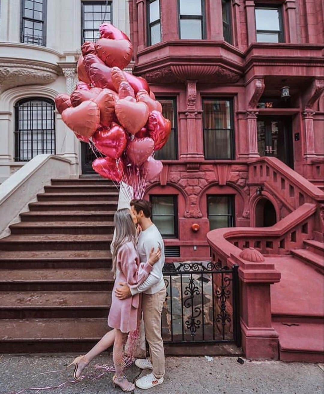 プレ花嫁の結婚式準備アプリ♡ -ウェディングニュースさんのインスタグラム写真 - (プレ花嫁の結婚式準備アプリ♡ -ウェディングニュースInstagram)「トラベルインフルエンサーに学ぶ♡うっとりしちゃうドレスフォト9選💕 . . ➸➸➸➸➸➸➸💒➸➸➸➸➸➸➸ 本当の料金がわかる✨ ウェディングニュース式場検索 👰 . アプリ： @weddingnews_editor web版： @weddingnews_concierge ➸➸➸➸➸➸➸➸➸➸➸➸➸➸➸➸ . . こちらのお写真は  @taramilktea さんからリグラムさせていただきました🌟ありがとうございました😊✨ . . トラベルインフルエンサーtaramilkteaさんから学ぶ♡憧れちゃう素敵なロケーションでの #ドレス フォトのご紹介です💓 . カバーは #ラプンツェル の世界観✨東京・お台場の #チームラボボーダレス の #ランプの森 でのフォトです♩ . 幻想的で美しく、物語の中に入り込んだようなロマンチックな雰囲気にうっとりしちゃいますね☺️💕 . 1度は行ってみたい素敵な場所です✨ . 他のフォトも素敵なのでぜひスワイプ👉🏻してみてくださいね✨ . . . . ＼📷投稿お待ちしています／ . 花嫁はもちろん、業者さんも大歓迎✨ アナタのお写真をご紹介してもOKという方は、ぜひ #ウェディングニュース にお写真を投稿してください💕 . . ⬇︎関連アカウント⬇︎ . 🕊メインアカウント 【 @weddingnews_editor 】 . 💒インスタグラムで式場探し 【 @weddingnews_concierge 】 . 👰花嫁から式場探し 【 @weddingnews_brides 】 . . その他、編集部からの連絡専用 @weddingnews_contact や、スタッフ個人の連絡用として @WN_xxxx（xxxは個人名）があります💕 . . …………………………… ❤️ウェディングニュースとは？ …………………………… . 花嫁のリアルな”声”から生まれた、花嫁支持率No1✨スマホアプリです📱💕 . . 🌸知りたい… #結婚式準備 に役立つ記事を毎日150件配信中♩ . 🌸見たい… インスタの #ウェディング 系投稿TOP100が毎日チェックできる＊IG画像の複数ワード検索も可♩ . 🌸叶えたい… 式場をはじめとした  #結婚式 関連の予約サイトが大集合♩ . 🌸伝えたい… 自分の結婚式レポ『マイレポ』が簡単に作れる♩卒花嫁のレポが読める♩ . . @weddingnews_editor のURLからDLしてね✨ . . . #プレ花嫁 #結婚  #花嫁 #ウエディング  #プレ花嫁準備 #2020秋婚 #ウェディングドレス #ウェディングフォト #フォトウェディング #ロケーションフォト #前撮り #weddingphotography #ハネムーン #新婚旅行 #weddingdress #プレ花嫁さんと繋がりたい #2020春婚 #2020夏婚 #結婚式前撮り #ディズニーウェディング #ディズニープリンセス」12月15日 21時12分 - weddingnews_editor