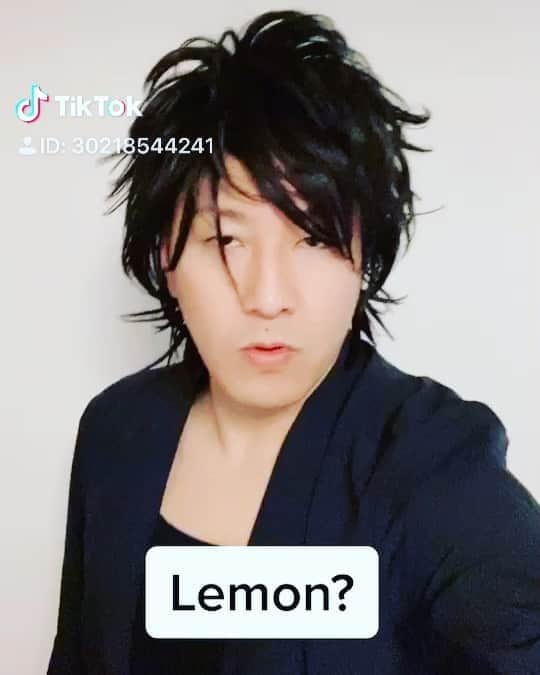 長田庄平のインスタグラム：「氷室京介 YES or NO  #氷室京介 #米津玄師 #イエスオアノー  #yesorno  #ヒムロック #モノマネ #チョコレートプラネット #クリスマス #tiktok」