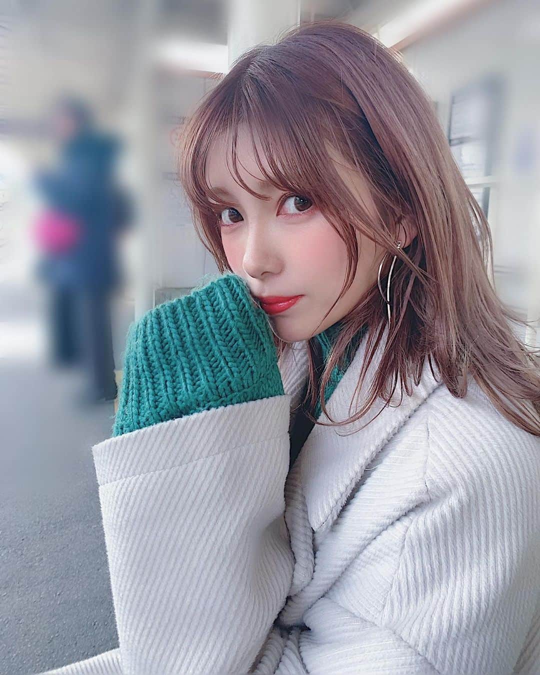 長谷川万射さんのインスタグラム写真 - (長谷川万射Instagram)「電車待ち🚃 . 最近風が冷たくて寒すぎるし髪がボサボサです。 . まだ熱出してないの奇跡🙃友達の中でもよく風邪ひくで噂だよ🙃笑 . . #みんな風邪に気をつけてね」12月15日 21時18分 - mayanyam712