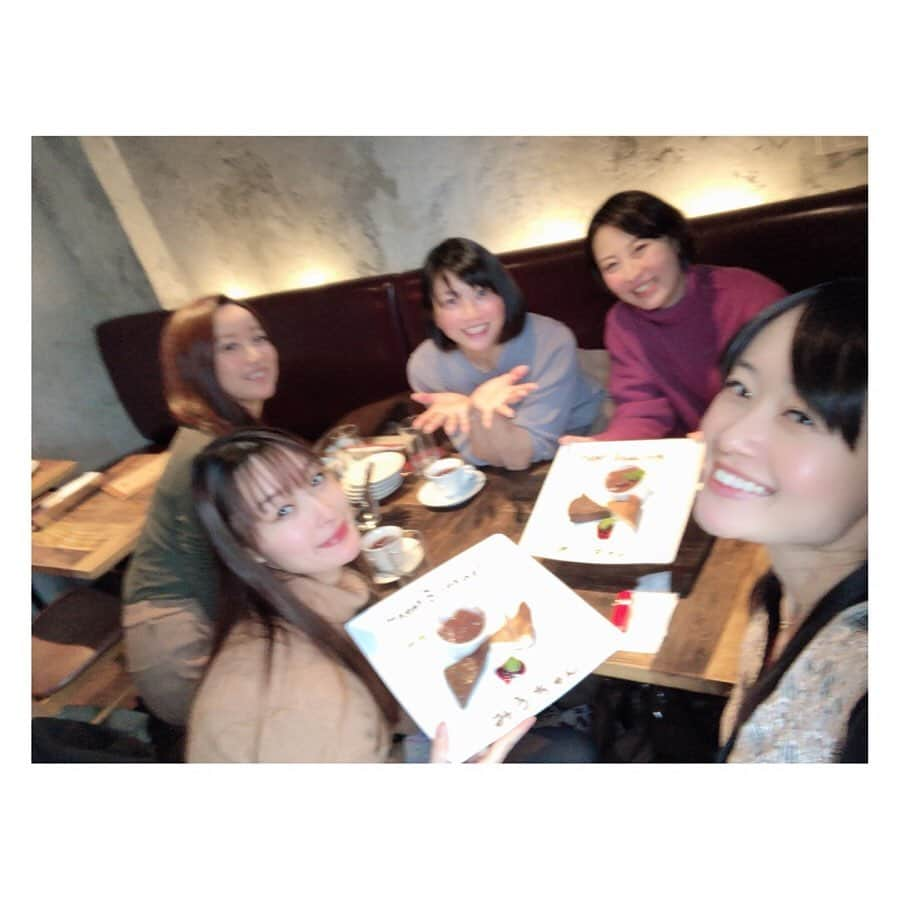 柳野玲子さんのインスタグラム写真 - (柳野玲子Instagram)「先日のランチは久々に３人でほっこり会💞の予定がサプライズで２人登場してビックリ😭‼️ みゆちゃんと一緒に、お祝いしてもらいました💞 米びつ、お箸セット、金粉入りのお酒＆お猪口… 色々考えて選んでくれたんだなぁと思うと…ジーン(；ω；)💞 可愛い海外土産も🥰 こんなに祝ってもらえるほどの人間なのだろうか…とつくづく考えちゃいますが、私も周りの人達を幸せにできる人間になりたい。 もっともっと頑張ろう🥰 ひーちゃん、みゆちゃん、ゆきちゃん、ももちゃん、ありがとう💞 #お祝い #ランチ #ほっこり会 #女子会 #誕生日祝い #結婚祝い #サプライズ #ありがとう #感謝 #大好き」12月15日 21時18分 - yanaginoreiko