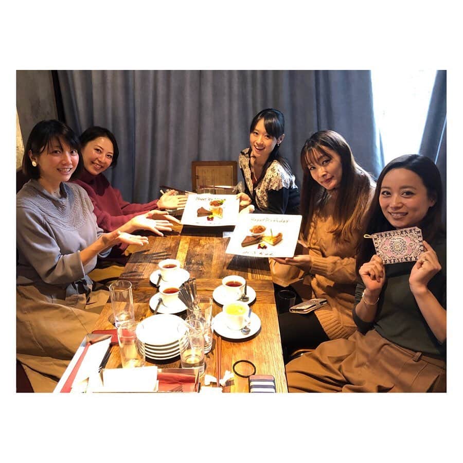 柳野玲子のインスタグラム：「先日のランチは久々に３人でほっこり会💞の予定がサプライズで２人登場してビックリ😭‼️ みゆちゃんと一緒に、お祝いしてもらいました💞 米びつ、お箸セット、金粉入りのお酒＆お猪口… 色々考えて選んでくれたんだなぁと思うと…ジーン(；ω；)💞 可愛い海外土産も🥰 こんなに祝ってもらえるほどの人間なのだろうか…とつくづく考えちゃいますが、私も周りの人達を幸せにできる人間になりたい。 もっともっと頑張ろう🥰 ひーちゃん、みゆちゃん、ゆきちゃん、ももちゃん、ありがとう💞 #お祝い #ランチ #ほっこり会 #女子会 #誕生日祝い #結婚祝い #サプライズ #ありがとう #感謝 #大好き」