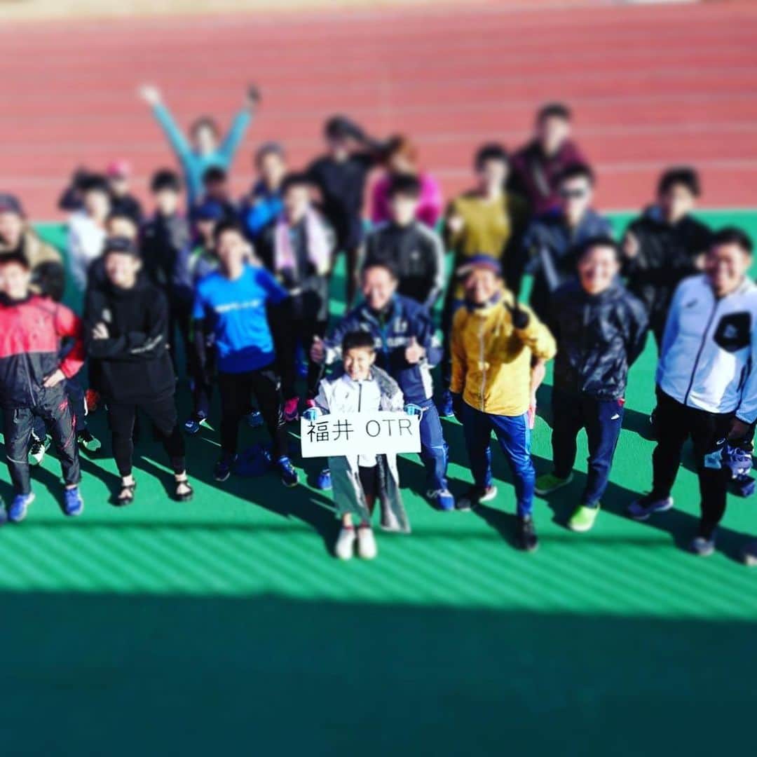 takegaeruのインスタグラム：「今年最後の大会は、初のトラック記録会 地元の有志で開催されている #福井OTR （福井大人のトラックレース）です 周回遅れ必須の私は、ビギナー向けの3000mトライの部にエントリー 実質トライは私1人でしたが、ペーサーの方や並走してくれた方々は、終始声掛けしてくれたり、風除けになってくれたりと無茶苦茶親切😭 おかげで最後まで垂れることなく走り切ることが出来ました✨ ロードと比べるのもアレですが、マラソン大会での3kから39秒記録更新です 楽しかった！  本当にありがとうございました！ #陸上競技 #陸上記録会」