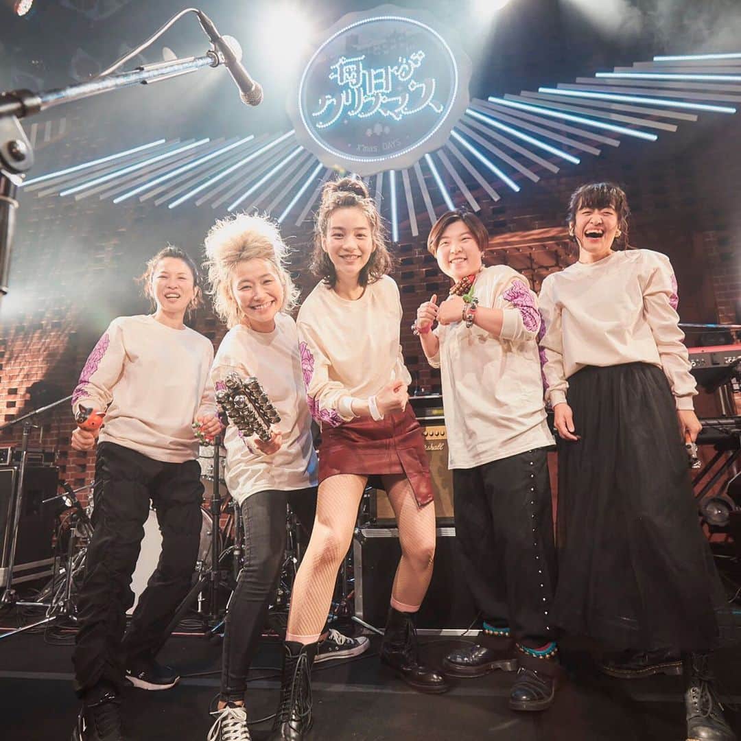 のインスタグラム：「昨日のライブ、来てくれたみんなありがとー🎸のんシガレッツ楽しいな！  そして初の弾き語り披露。緊張したけど、良い曲書けて嬉しい気持ちでいっぱいです。クリスマスソングは配信限定でゲット出来るので、みんなに捧ぐクリスマス曲です。ぜひ聴いてみてください🎄 Photographer:KENTARO MINAMI  #毎日がクリスマス　#赤レンガホール」