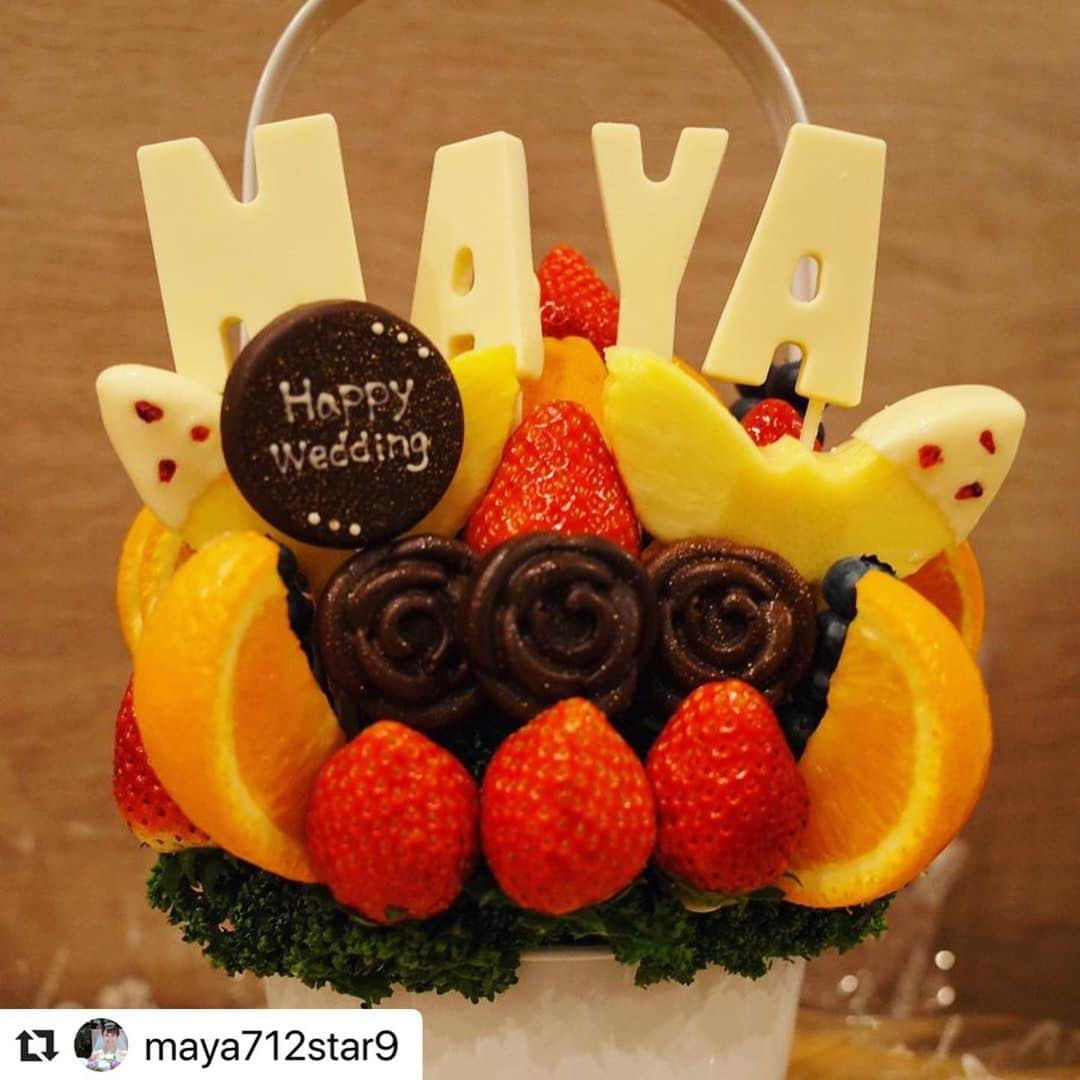 Fruit-bouquets.comさんのインスタグラム写真 - (Fruit-bouquets.comInstagram)「【#フルーツブーケと芸能人 】 #Repost @maya712star9 with @make_repost ・・・ 💐 結婚お祝いでいただいたフルーツブーケ🍓可愛い✨✨ 遅くなってしまったけれど夫を紹介出来て良かった♡ . @fruitbouquet.japan  #フルーツブーケ #プレジール #結婚お祝い  #結婚お祝いプレゼント」12月15日 21時22分 - fruitbouquet.japan