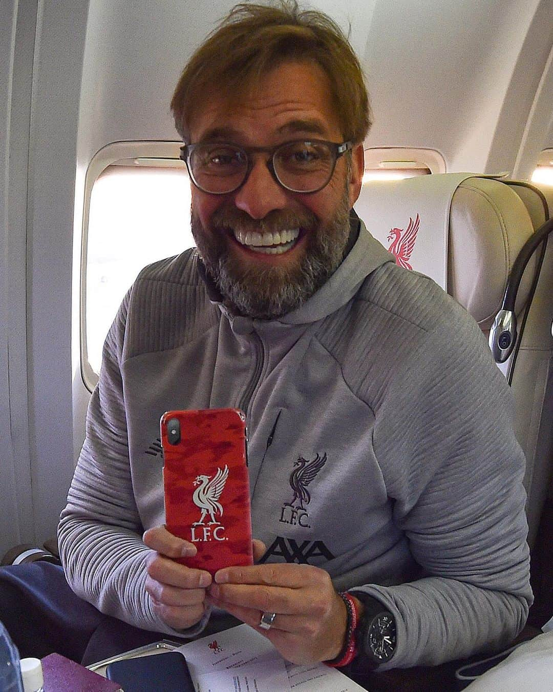 リヴァプールFCさんのインスタグラム写真 - (リヴァプールFCInstagram)「Love that, boss 🤩📱🔴 #LFC #LiverpoolFC #Klopp」12月15日 21時24分 - liverpoolfc