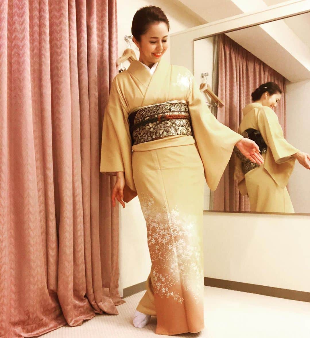桂紗綾さんのインスタグラム写真 - (桂紗綾Instagram)「着姿。  プロの着付けは美しいです。 私もこんな風に着付けできたらなぁ。 きっとこのお着物も帯も喜んでくれていることでしょう。  #着物 #着物好きな人と繋がりたい  #着物ヘア  #和田光正  #帯  #かんざし」12月15日 21時34分 - saaya_katsura_abc