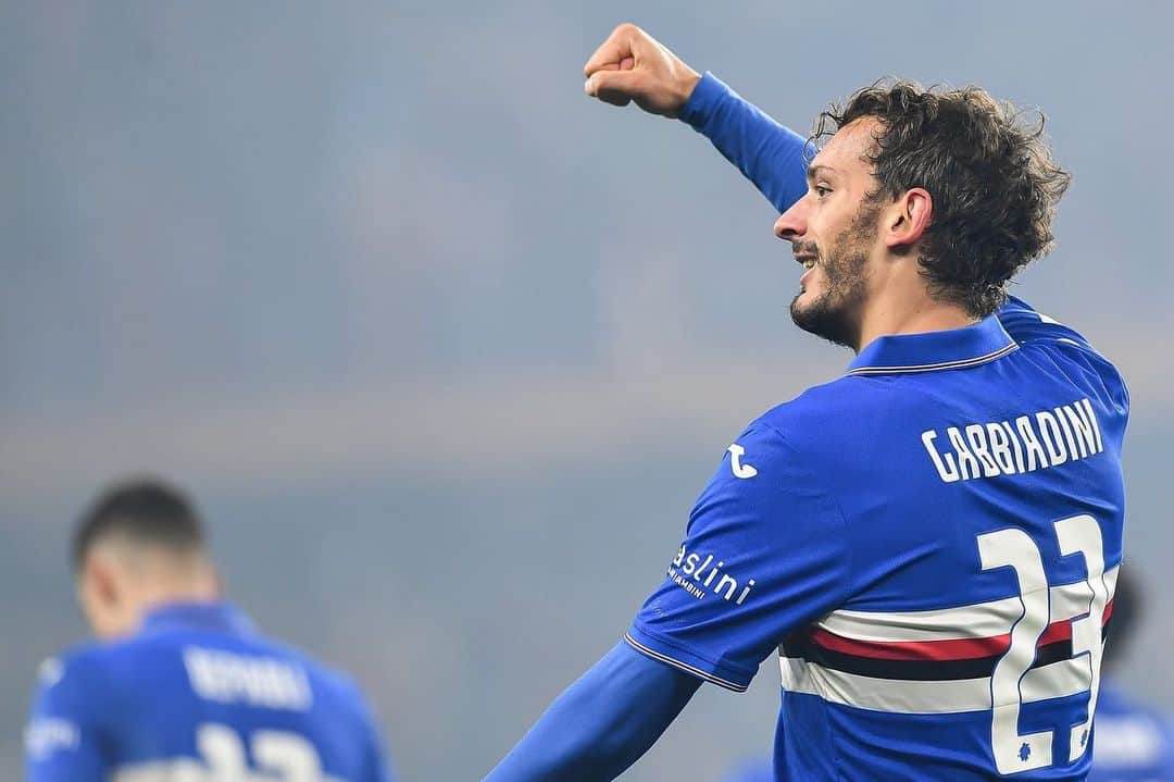 マノロ・ガッビアディーニのインスタグラム：「Genova è ancora blucerchiata!! 🔥 🔵⚪🔴⚫⚪🔵」