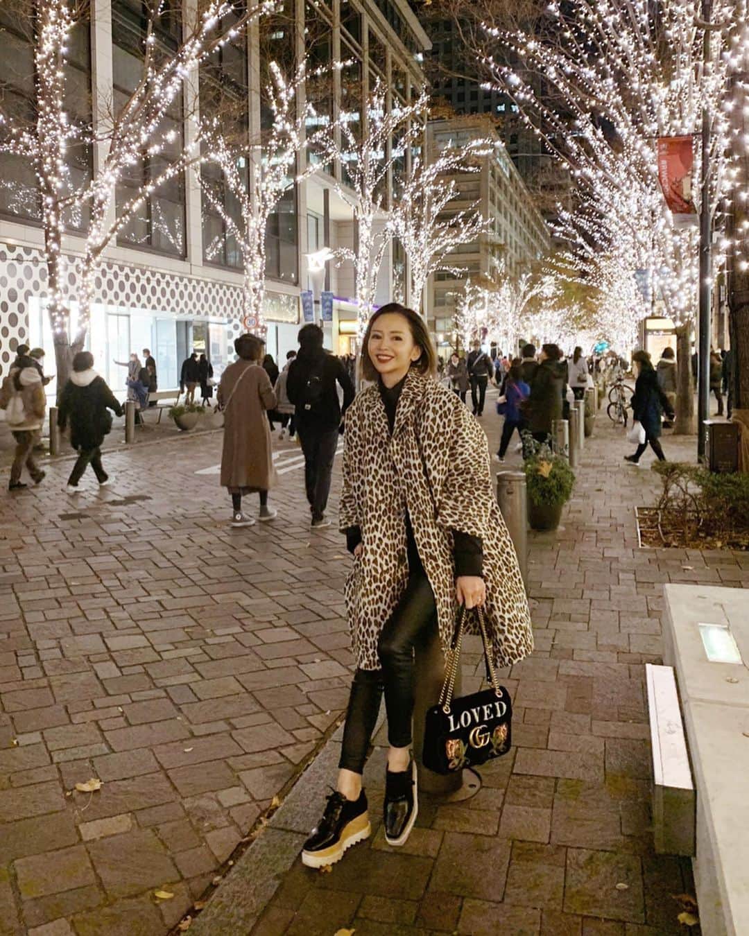 asami0510のインスタグラム：「旦那さんと毎年恒例のここ❤︎ 今年は娘と3人で見れた事が嬉しいな^_^今度はこむたんも連れてこようw💕 #illumination #xmas #ootd #coordinate #family #5month #イルミネーション」