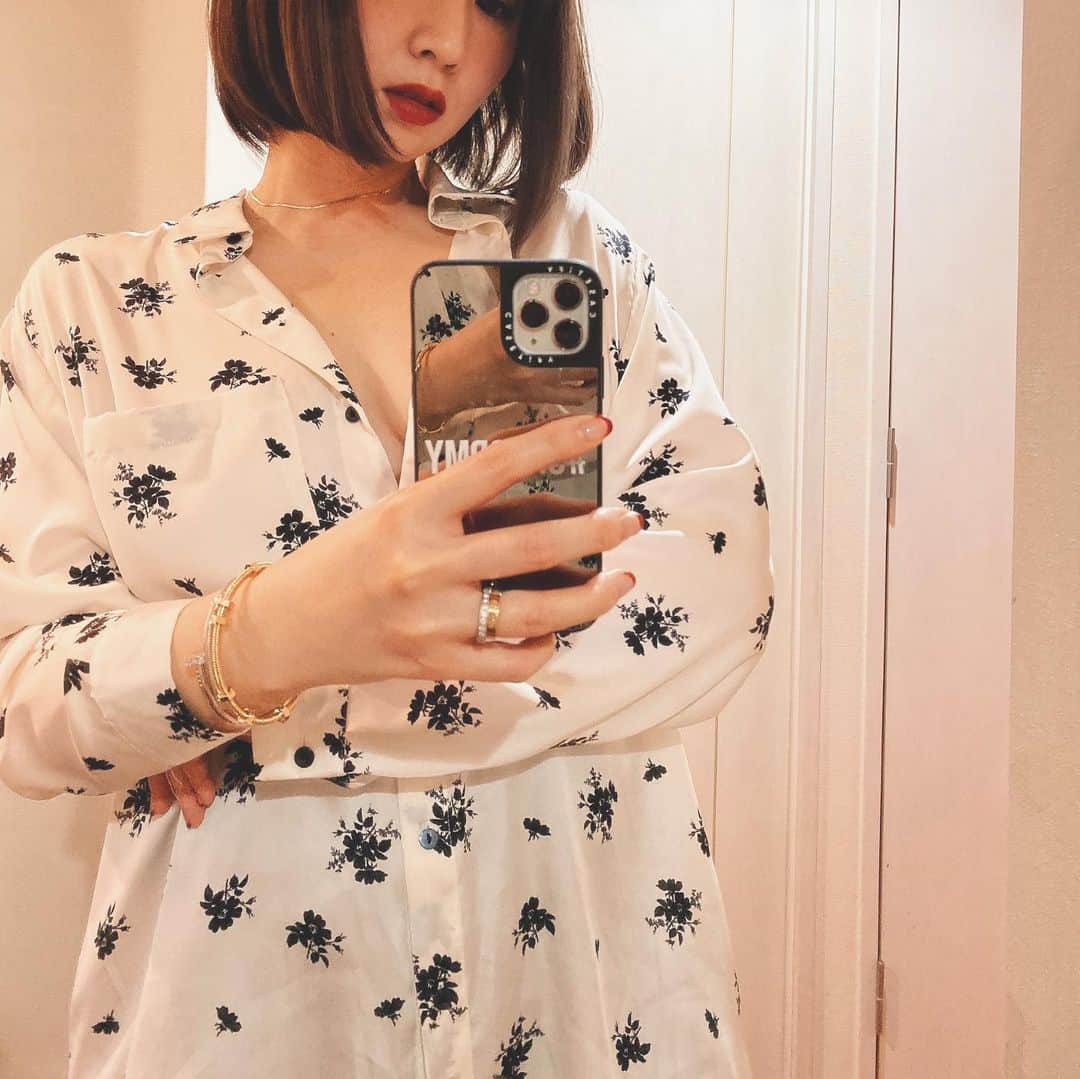 shihoのインスタグラム：「最近のスタメン💎 . コンビなかんじで 付けるのが気分 . . . #broskyjewelry が かわいすぎてハマり中 娘の名前入れたcharm オーダーしたの❤︎ この長さだと娘に ひっぱられなくて ちょーどいいんだな✨ . . . #accessory#jewelry」