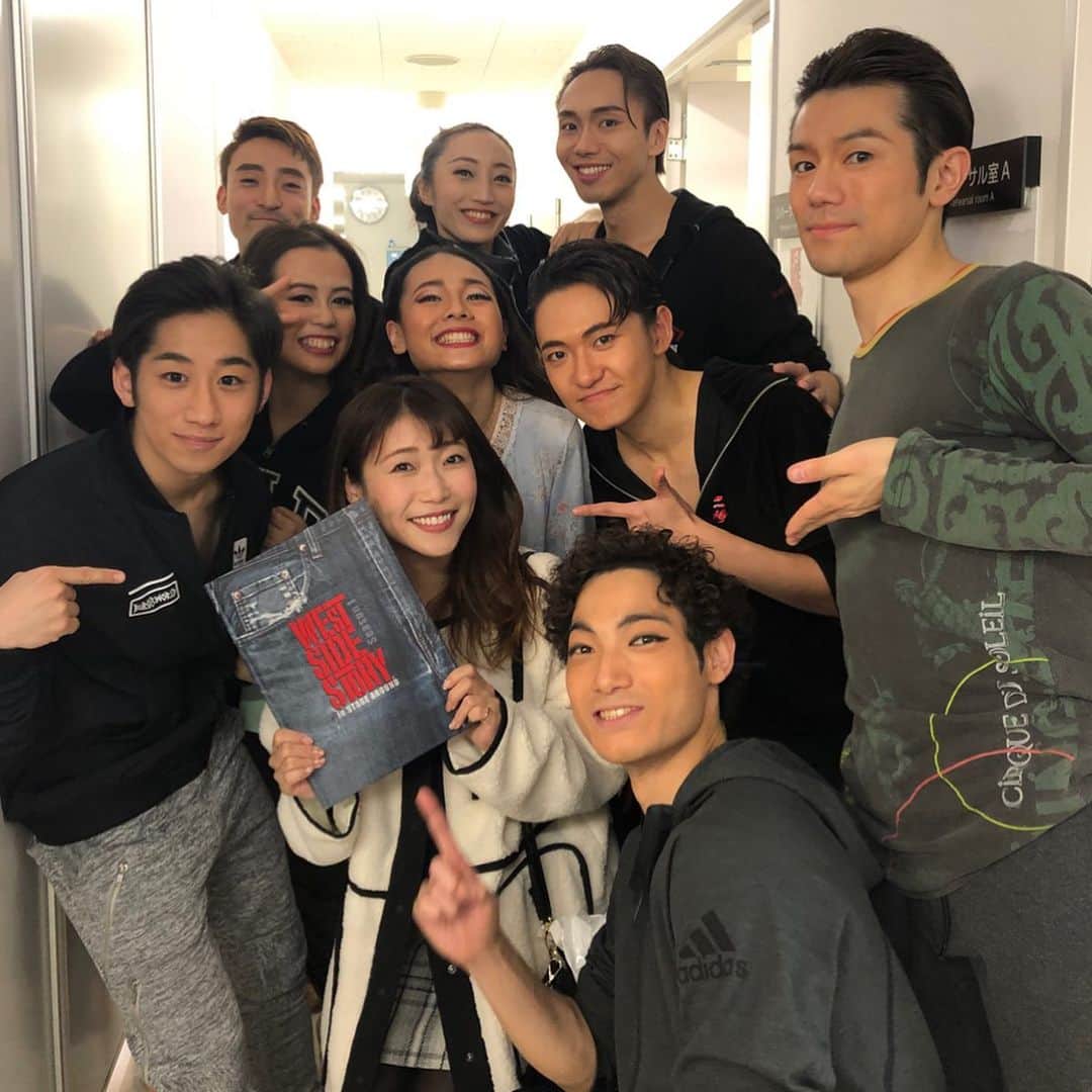 のインスタグラム：「『WEST SIDE STORY』観劇🌟 ・ ・ やっと、やっと！！！ ・ ジェッツもシャークスも大人キャストの皆様も素晴らしすぎて、 全員の素敵なところを一つ一つ叫びながら街を駆け周りたいほどの感動💃🕺 寝るまで１日興奮してました🤣 ・ ・ 楽屋訪れた時、テンション高すぎて周りを驚かせる🤣🤣 ・ ・ 多分幼い頃から数々の来日版や、宝塚版、劇団四季版と一番観ているミュージカルなんですが、また日本でWSSの新たな歴史が🇯🇵 ・ ・ 小学生の頃、区の図書館に「ウエストサイド物語」のビデオがあって毎日通っては見ていた日々を思い出し😢 ・ ジェッツやシャークスのそれぞれの役を仲間たちが全力で役を大切にして演じている姿に、感動と尊敬の念が🙇‍♀️✨すっごく刺激をいただきました！ ・ ・ ありがとう。WSSやってくれてありがとう😭←誰目線 ・ ・ #ウエストサイドストーリー  #ジェット団 #シャーク団 の仲間たち #wss #小野田龍之介 君 #水田航生 君  同じ回を観劇の#フランク莉奈 ちゃん #ペールギュント でご一緒させていただいた #堀部圭亮 さん #westsidestory」