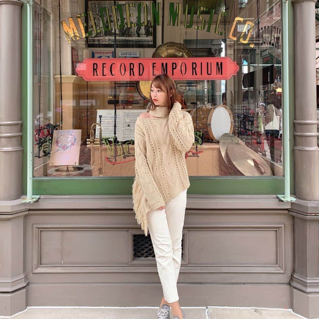 のインスタグラム：「ㅤㅤㅤ ㅤㅤㅤ ベージュのパンツが履きやすくて しかも裏起毛で暖かくてお気に入り🥰 少しかれんには短めでこの長さ好き💘 ちなみに私は164センチです✩°｡⋆⸜(*˙꒳˙* )⸝ ㅤㅤㅤ ㅤㅤㅤ  #envylook #ootd #envylook_japan #おかじコーデ #岡島かれん #秋コーデ #冬コーデ #ニットワンピ」