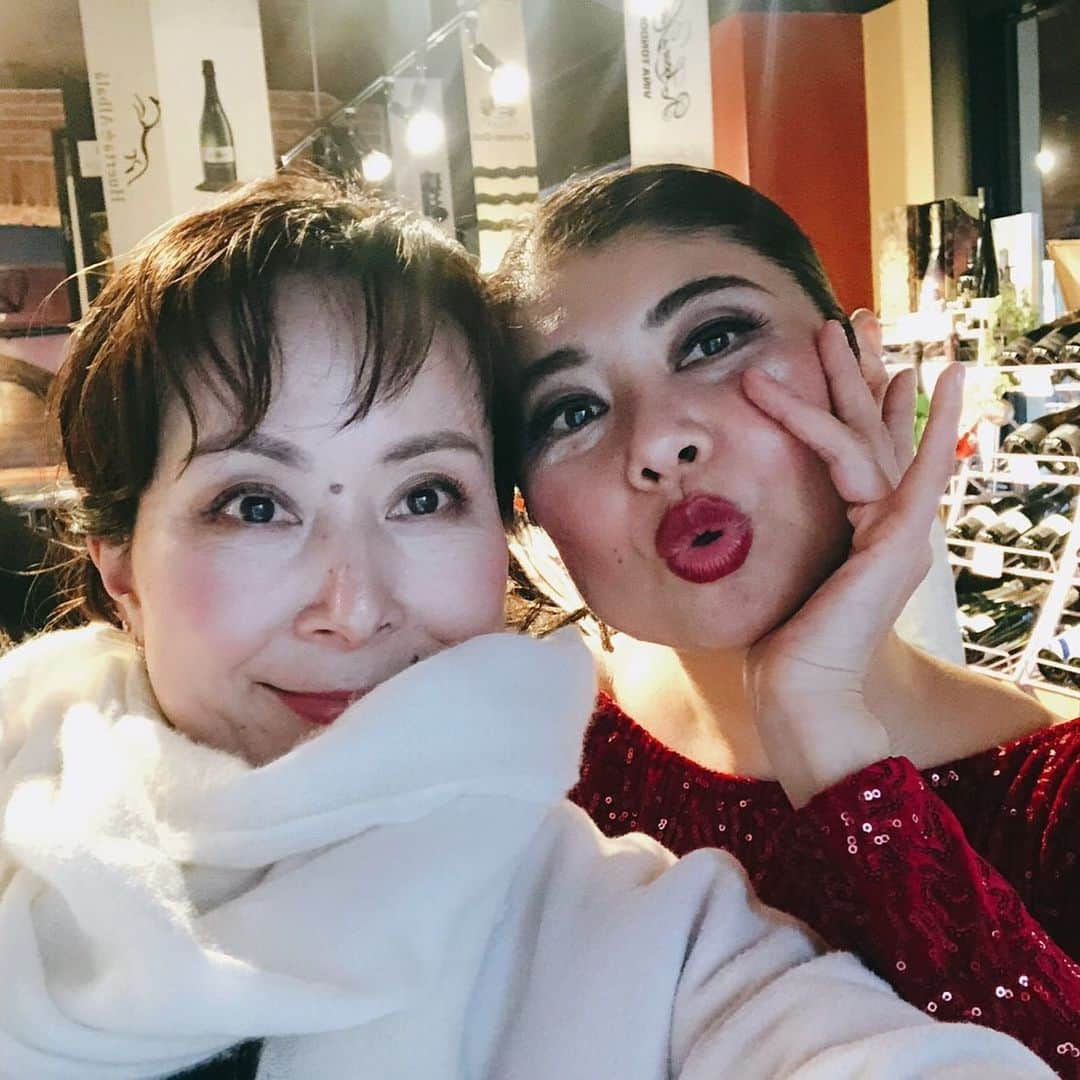 間々田佳子のインスタグラム：「昨日のオードリーとマリリンモンローから学ぶ写真写りを良くする講座の写真。 マリリンモンローになろうと頑張ったけど…苦笑  #間々田佳子」