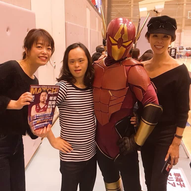 金子エミさんのインスタグラム写真 - (金子エミInstagram)「越谷アルファーズのマスコット、キャラクター…『アルファマン』と私達。 ・ ・ #籠球戦士アルファマン #アルファマン #カモンアルファマン #Bリーグマスコット #バスケの力で越谷を元気に #越谷アルファーズ #金子エミ  #カイト#ALPHAS #koshigaya  #バスケットlive  #最高」12月15日 12時58分 - emikaneko1114