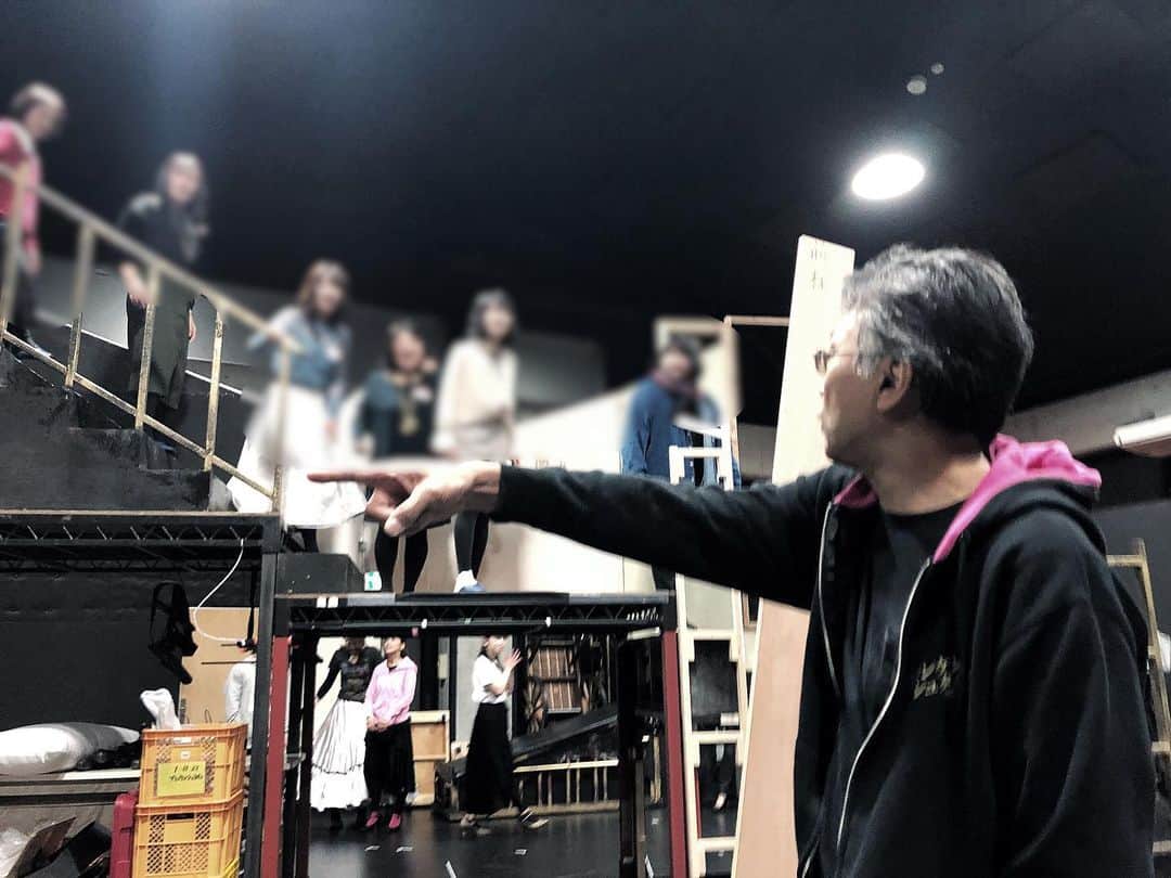 小西遼生さんのインスタグラム写真 - (小西遼生Instagram)「昨日のフランケンシュタイン稽古場見学会。お客様を案内するキャストたち、を撮る。お見送り後名残を惜しむクマたち。ありがとうございました。 #フランケンシュタイン #frankenstein #MONSTERS」12月15日 12時54分 - ryosei_konishi_official