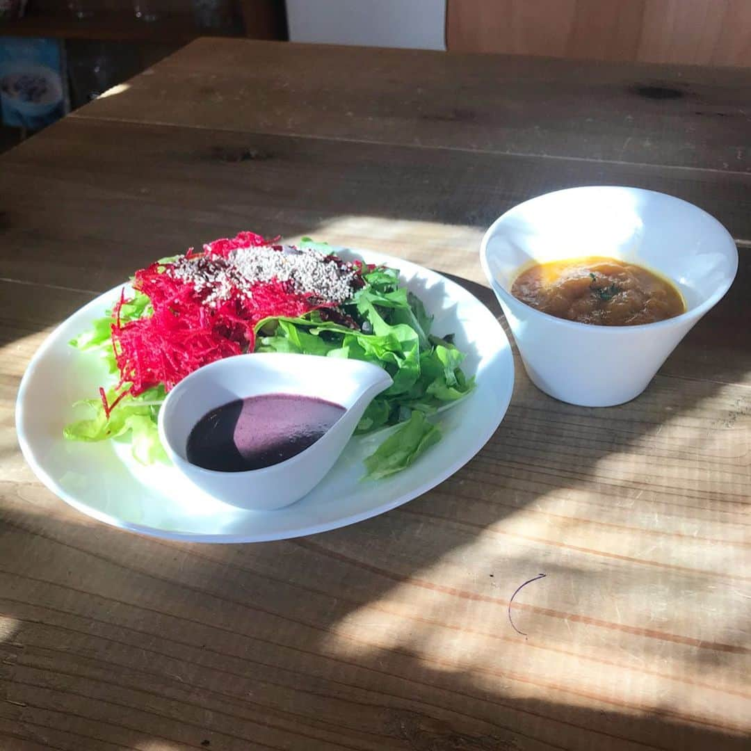 畑中葉子さんのインスタグラム写真 - (畑中葉子Instagram)「スパイシーキーマカレープレート😍💕💕 美食同源 CAFE KEATS・祐天寺 ・ ・ 体が洗われるようなスープ・サラダ・プレート、そして、美しい。 私の身体に気を遣ってくれて有難うって言いたくなる優しい食材。 スープはスープというよりも擦り下ろしニンジン。 甘くてカボチャ?って思った。 サラダドレッシング5種類の説明文を読んだだけで気持ちが温かくなるよ。 カレーはこのプレートだけだけど他のプレートも食べてみたいし、デザートも全部食べてみたい!! 要するに、オススメ❣️ ・ ・ #スパイシーキーマカレープレート #キーマカレープレート #キーマカレー #カレー #カレーライス #スパイスカレー  #美食同源CAFEKEATS #カフェキーツ #CAFE #祐天寺 #yhcurry」12月15日 12時57分 - hatanaka_yoko