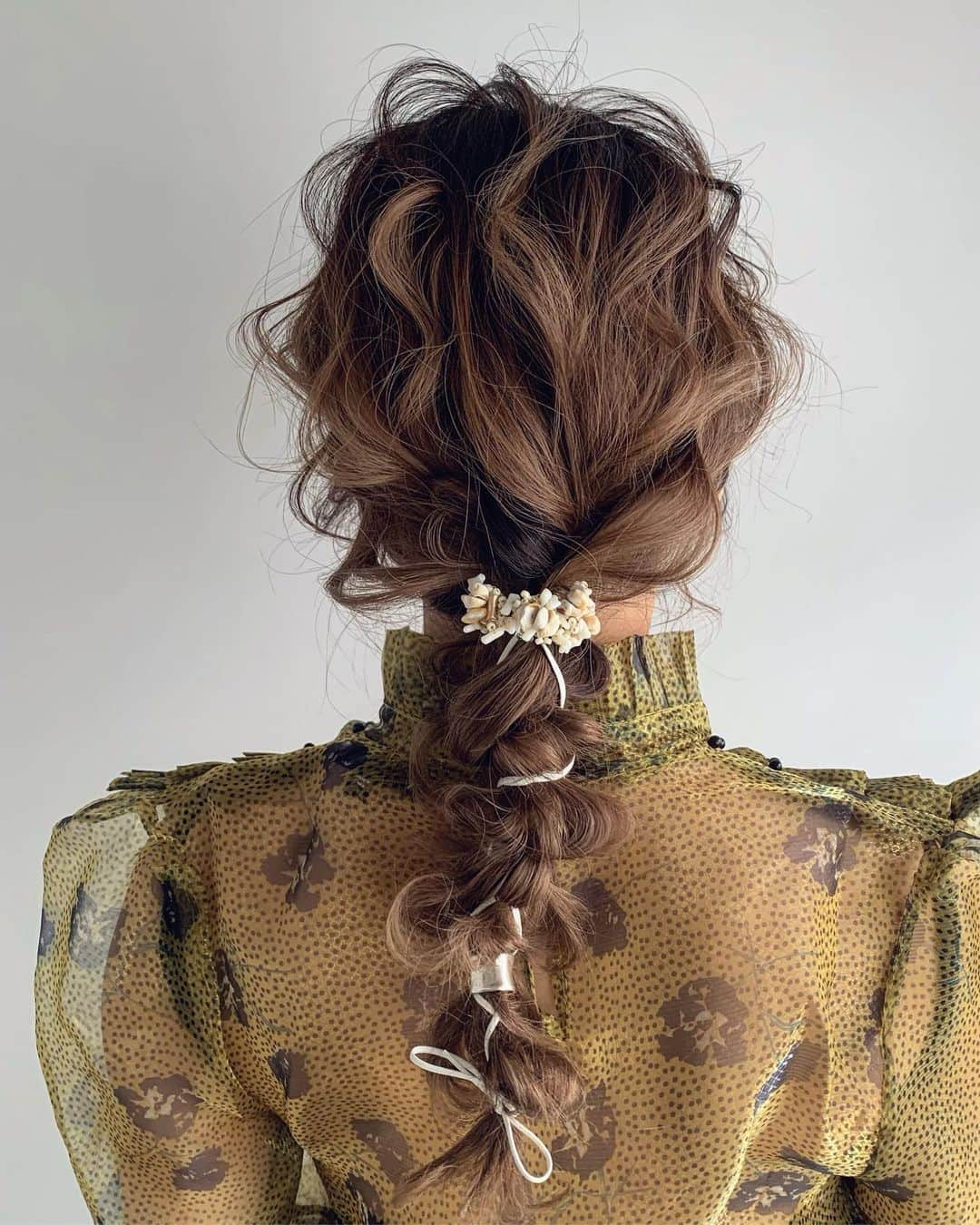 RabichePowのインスタグラム：「パンフレット撮影 . NEW #hairarrange  #日本編みおろし会副会長 . #hairaccessory  @cilsoie . ベースメイク巻き無しでスタイリング剤付けて 衣装に合うようにってだけ考えて オシャレに仕上げました♡ . フロントはまたちゃんと撮ってもらったカメラデータを♡ . #日本編みおろし会#編みおろし#スター軍団#シルソワ#ヘアアクセ#ラビッシュポー #ヘアメイク#出張ヘアメイク」