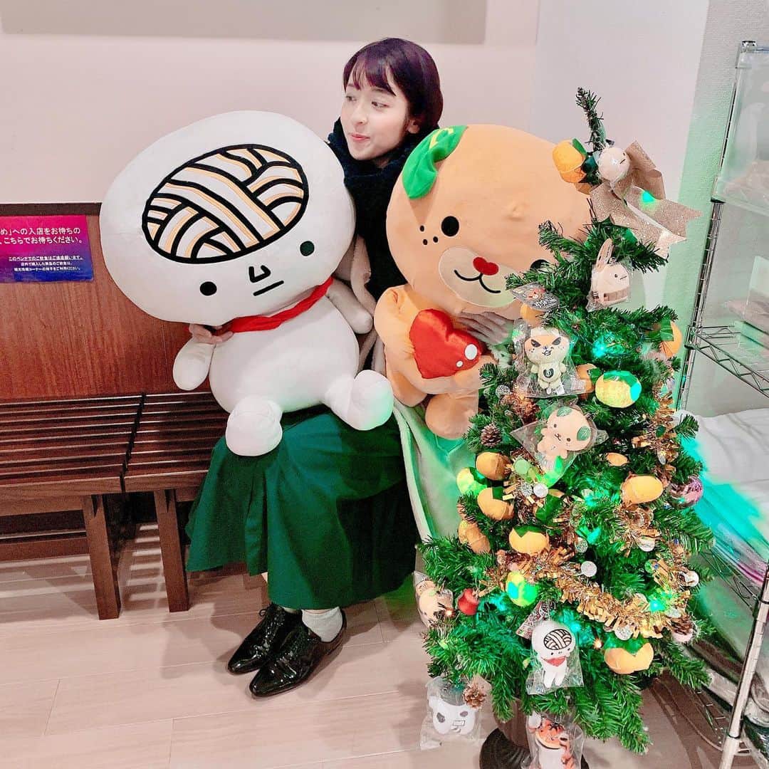 のインスタグラム：「#うどん脳 と #みきゃん . クリスマスがじわじわと近づいております…」