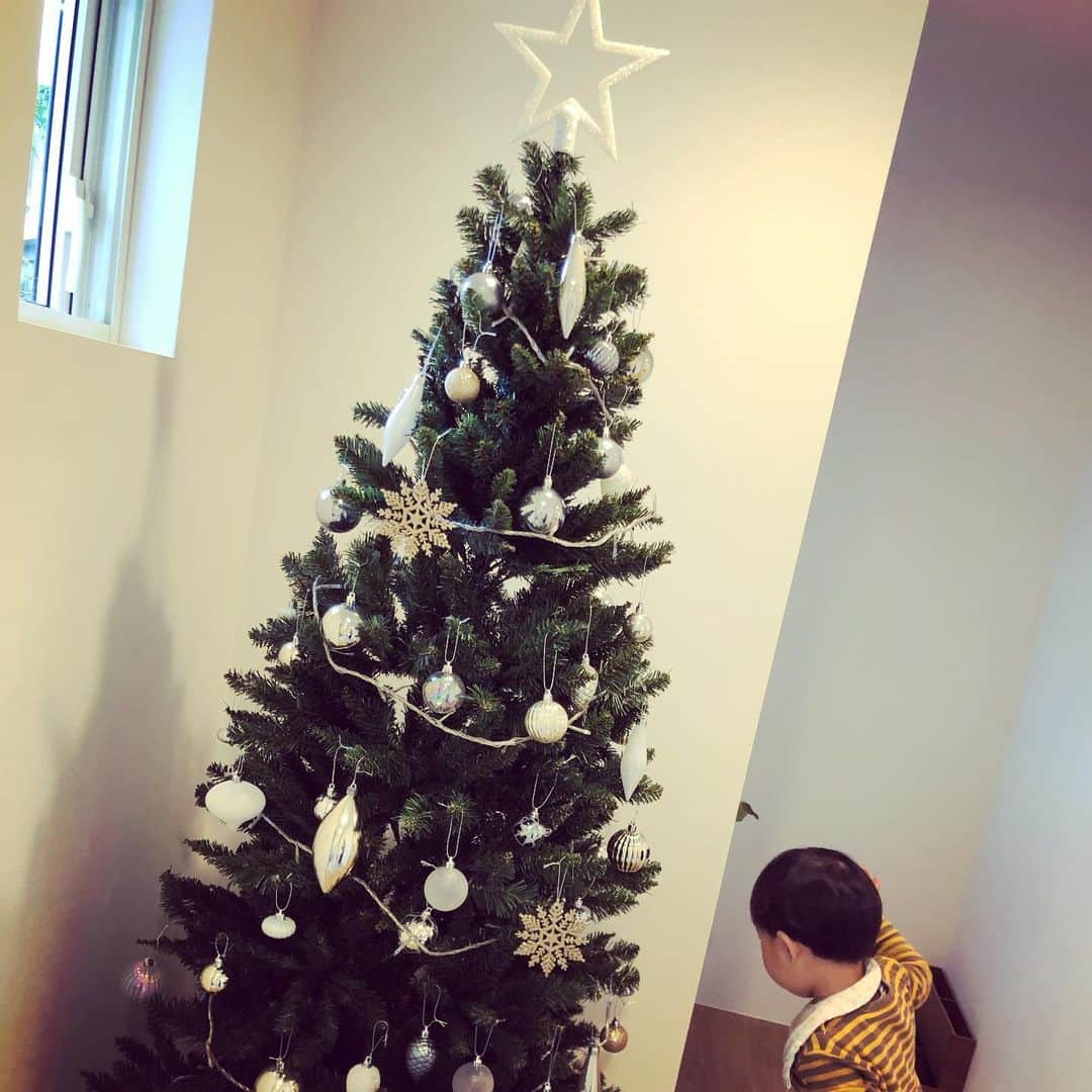 林藍菜さんのインスタグラム写真 - (林藍菜Instagram)「もうすぐクリスマスですね！  この間息子と一緒に作った サンタさんとトナカイさんのミニケーキ。 可愛く仕上がりました♡  クリスマスツリーを飾り、 サンタさんにプレゼントをお願いし、準備万端の我が家。  あとは、年賀状と大掃除です！ #クリスマス #クリスマスツリー #クリスマスケーキ #サンタクロース #トナカイ #airCloset #ツヤ髪キレイプレゼント」12月15日 13時01分 - hayashi_aina