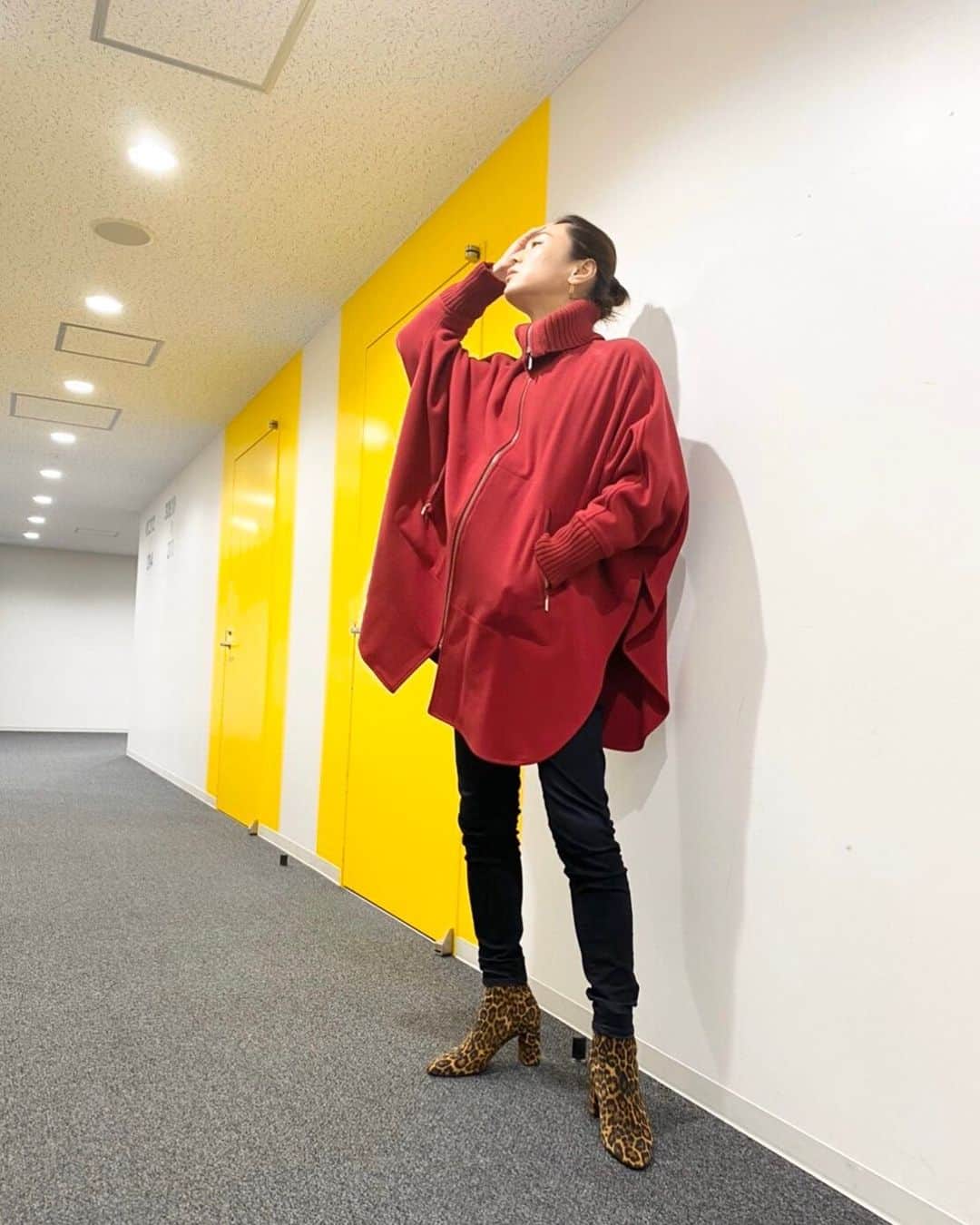氷川きよしさんのインスタグラム写真 - (氷川きよしInstagram)「赤いポンチョは スキニーなパンツと 大好きなレオパードのショートブーツを合わせて スッキリコーデにしてみたんだ！  by  kii  #氷川きよし #hikawakiyoshi #ootd」12月15日 13時15分 - hikawa_kiyoshi_official