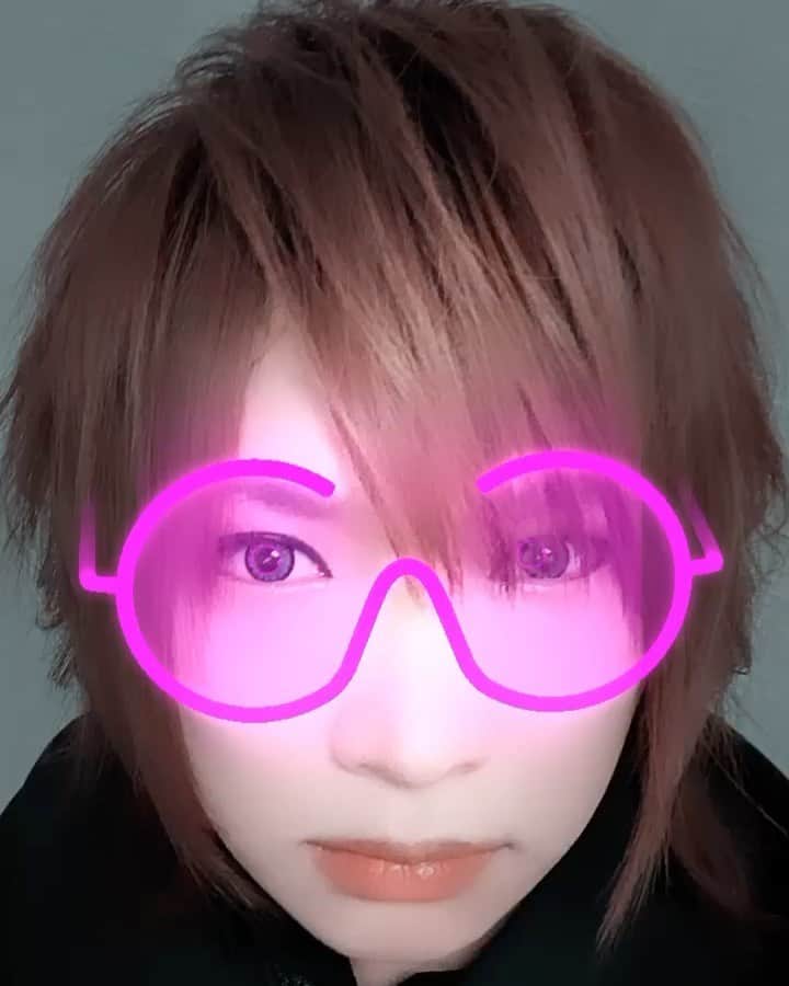 鬼龍院翔のインスタグラム：「撮影中。 現代のスマホアプリの進化はすごいな📱👓」