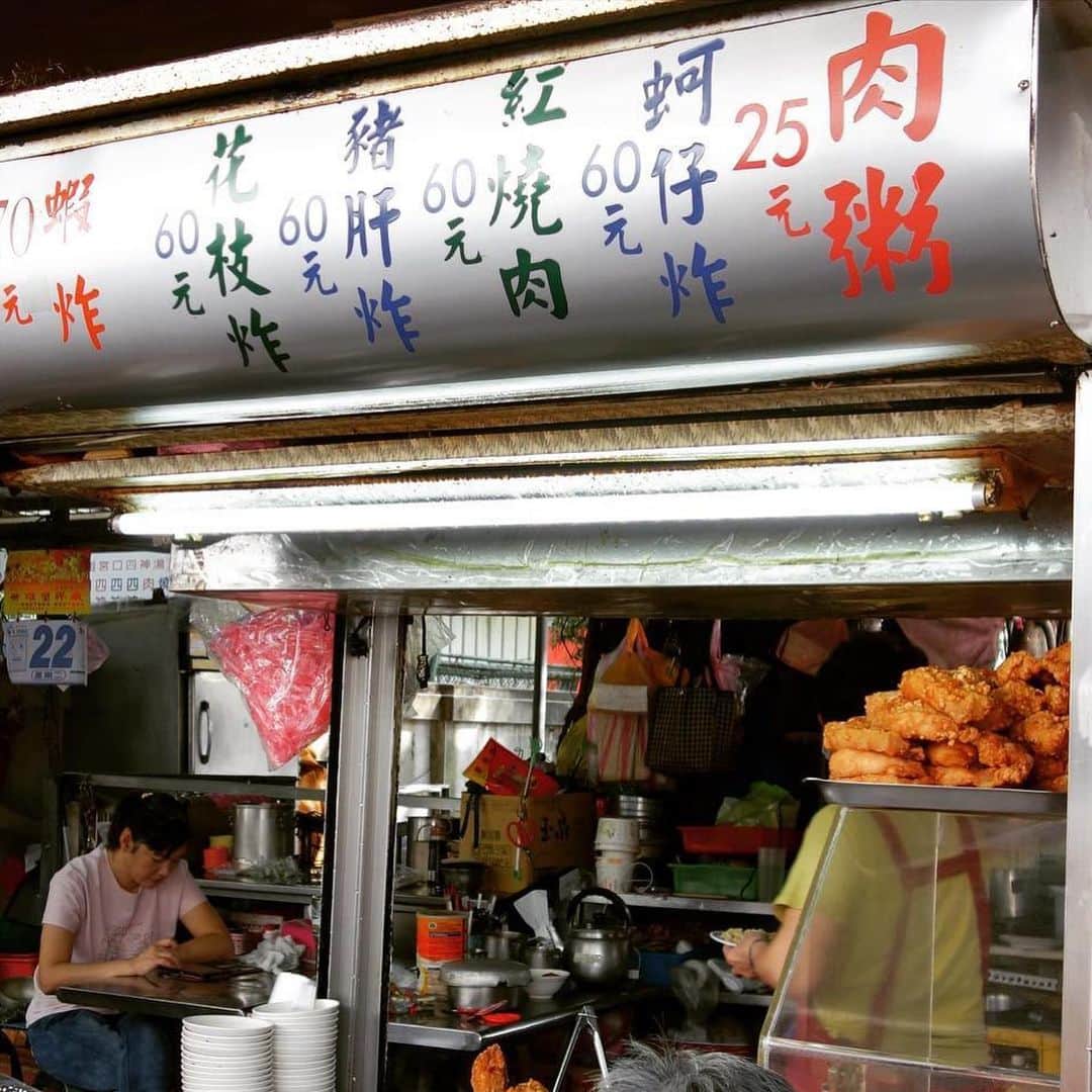 AirAsia (公式) さんのインスタグラム写真 - (AirAsia (公式) Instagram)「【連載！台湾のプロ（タイペイシャオツー @taipei_shaotsu さん）がガチで惚れた台北グルメ！】﻿ ﻿ 慈聖宮の美食群。﻿ 様々な美味しいお店が廟を囲むように並び、ガジュマルがそびえる廟の中で下町の空気を感じながら好きなものを食べられるので、台湾に通い始めた頃からよく訪れています。﻿ なかでもお粥屋さんの『葉家肉粥』は朝ごはんにお邪魔します。﻿ 豚肉の唐揚げ（紅燒肉）をおかずにサラサラのお粥が定番。﻿ 美味しいです。﻿ 多分これからも通うのだろうと思います。﻿ ﻿ #台湾毎週行きたい #台湾 #台北 #台湾大好き #台湾食い倒れの旅 #エアアジア #エアアジアジャパン #肉粥 #慈聖宮美食﻿ ﻿ ［Now Everyone Can Fly］﻿ ただいま年末スペシャルセール開催中！！名古屋✈台北が￥8,980円～！﻿ ﻿ ▼フライト検索＆ご予約はこちらから▼﻿ https://air.asia/GMjs9﻿ ﻿」12月15日 13時21分 - airasia_jpn