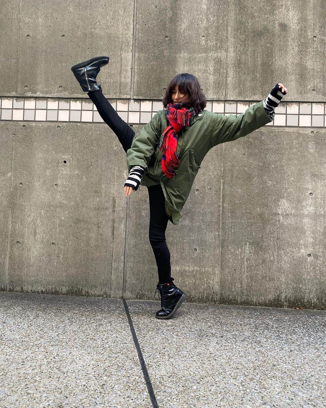 佐田真由美さんのインスタグラム写真 - (佐田真由美Instagram)「@wakanozawa  がデザインした　 @yanuk_official  のデニム。 このまま体育できるくらいの、動きやすいデニム。 なので 足を空に向かってあげてみた。 まるで、スパッツ！⇦死語なのかしら、かしら…」12月15日 13時29分 - sadamayumi