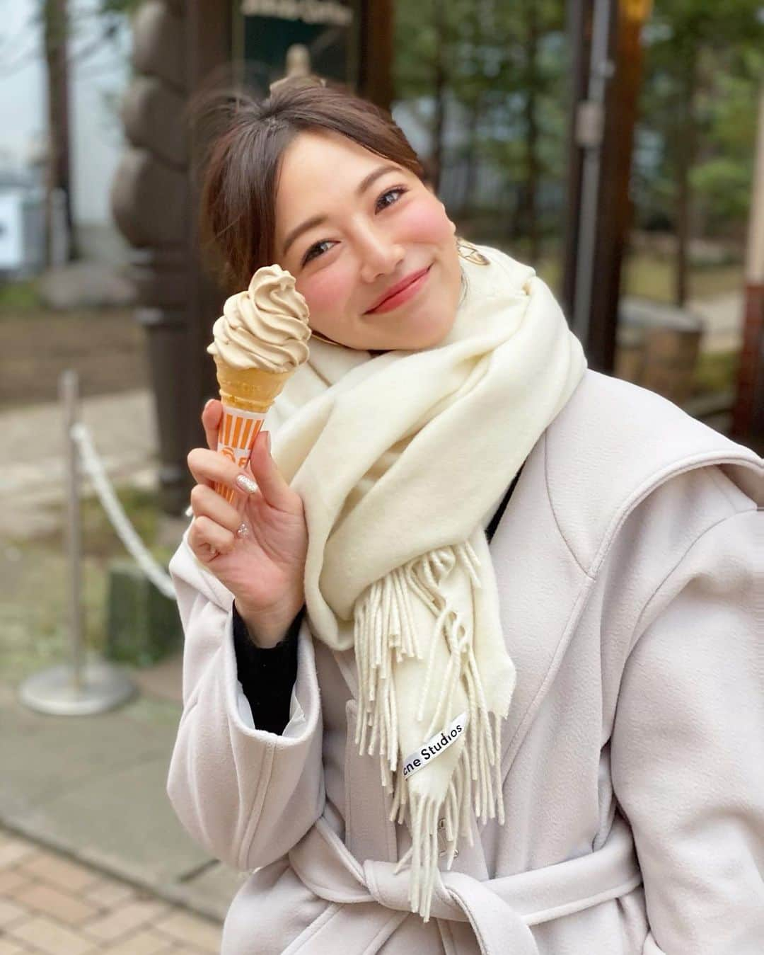 石井里奈さんのインスタグラム写真 - (石井里奈Instagram)「こんにちは🥰❤️ . 早速軽井沢グルメ第一弾🙈💕 . 軽井沢といえば、これ❤️ ミカドコーヒーのモカソフト🍦☕️ . あのジョンレノン夫妻も好んで食べていたといわれる大人気メニュー💕 . 夏は行列が絶えないみたいですが、冬だからかすぐ買えました☃️ . コーヒーのほろ苦さとしっかりしたミルクの味と甘さで絶妙なハーモニー🤤 寒かったけど食べてよかった🤤🥰 . 今度は夏にも行きたいなー☀️ また更新します💕 . coat... @mercuryduo_com  scarf... @acnestudios . #軽井沢グルメ #軽井沢 #旧軽井沢 #軽井沢旅行 #karuizawa #モカソフト #ミカドコーヒー #ソフトクリーム #アイスクリーム #アイス #icecream #coffee #コーヒー #りなまるグルメ #マーキュリーデュオ #mercuryduo #防寒 #防寒コーデ #長野県 #軽井沢カフェ #軽井沢アウトレット #マフラー #マフラー女子 #acnestudios #国内旅行 #旅行 #タビジョ #カフェ巡り #cafestagram #冬コーデ」12月15日 13時42分 - ri7tin1025