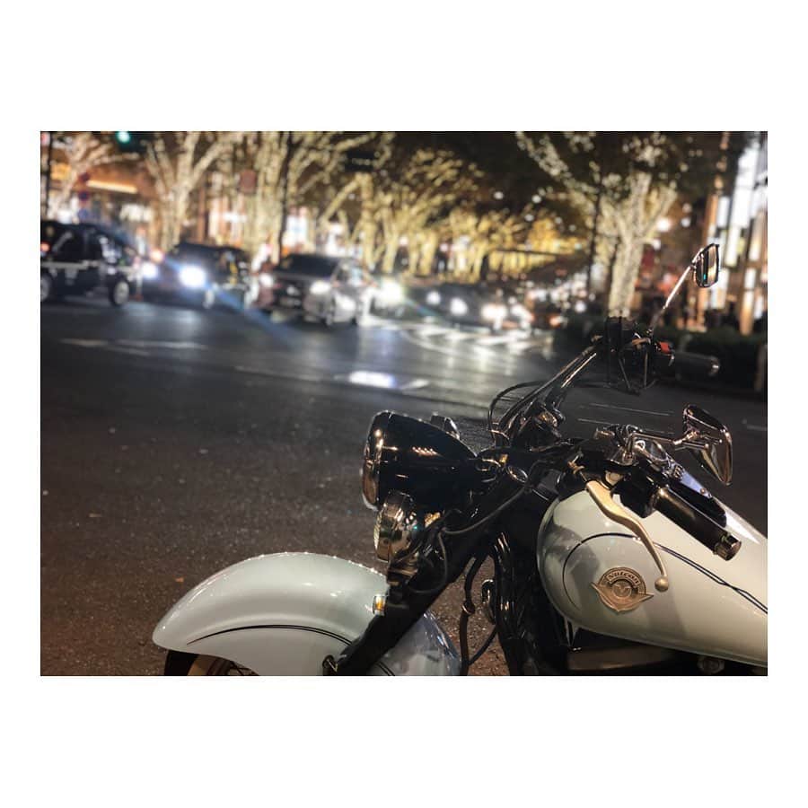 宇田恵菜さんのインスタグラム写真 - (宇田恵菜Instagram)「Omotesando.x 今年もイザベラと💕 アメ車撮影軍団と、アメ車について語る寒い夜の表参道。 --------------------------------- #motorbike #motorcycle #drifter #vulcan #mybike #ridding #womanrider #vulcandrifter #kawasaki #rider #バルカン #ドリフター #イザベラ #女性ライダー #バイカー #マイバイク #kawasaki #kawasakivulcan #kawasakigirl #バルカンドリフター #恵菜バイク  #バイク女子 #カワサキ女子 #バイク好き #actresslife #女優 #表参道 #イルミネーション」12月15日 13時37分 - ena2727